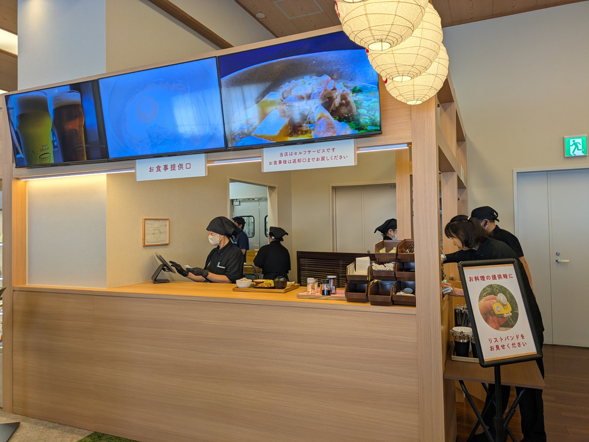 卓上のタブレットで注文→カウンターで受け取り→食後は片付け、のセルフサービス形式。料理ができたらタブレットに表示される