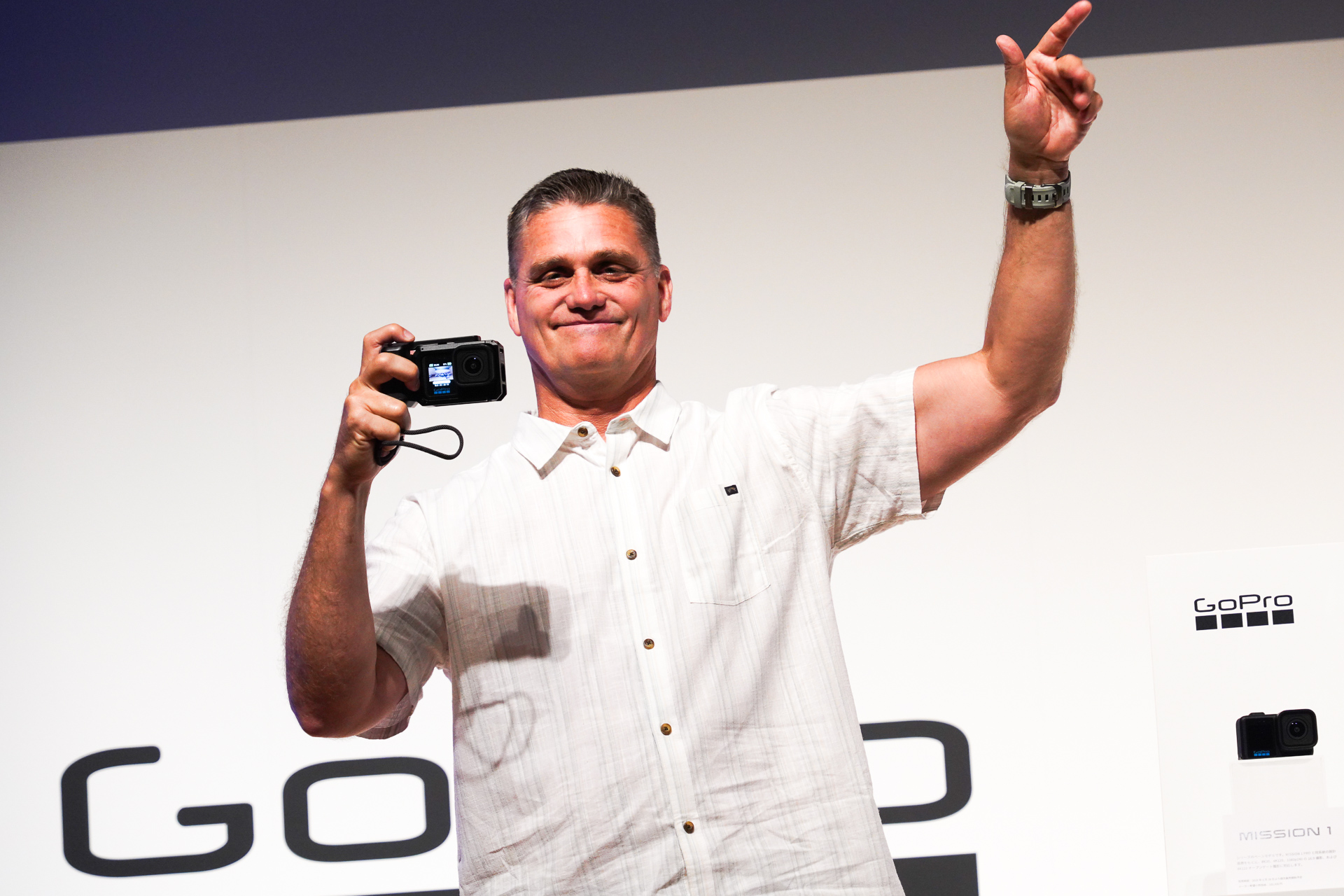 GoPro「MISSION 1 PRO」を手にするGoPro グローバル マーケティング コミュニケーション責任者リック・ロックリー氏