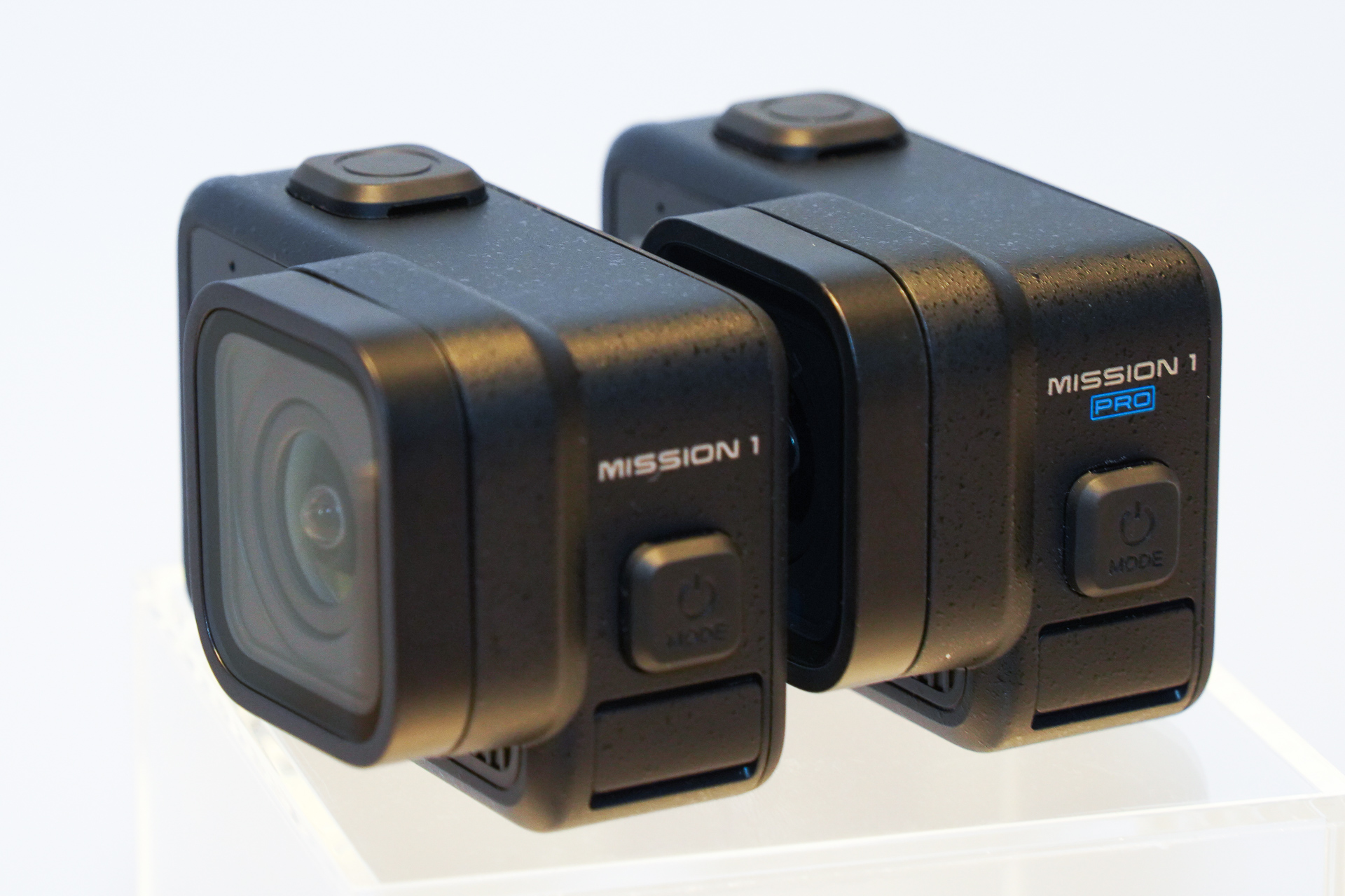 MISSION 1 PROとMISSION 1で、モデル表記以外、ハードウェアは同一