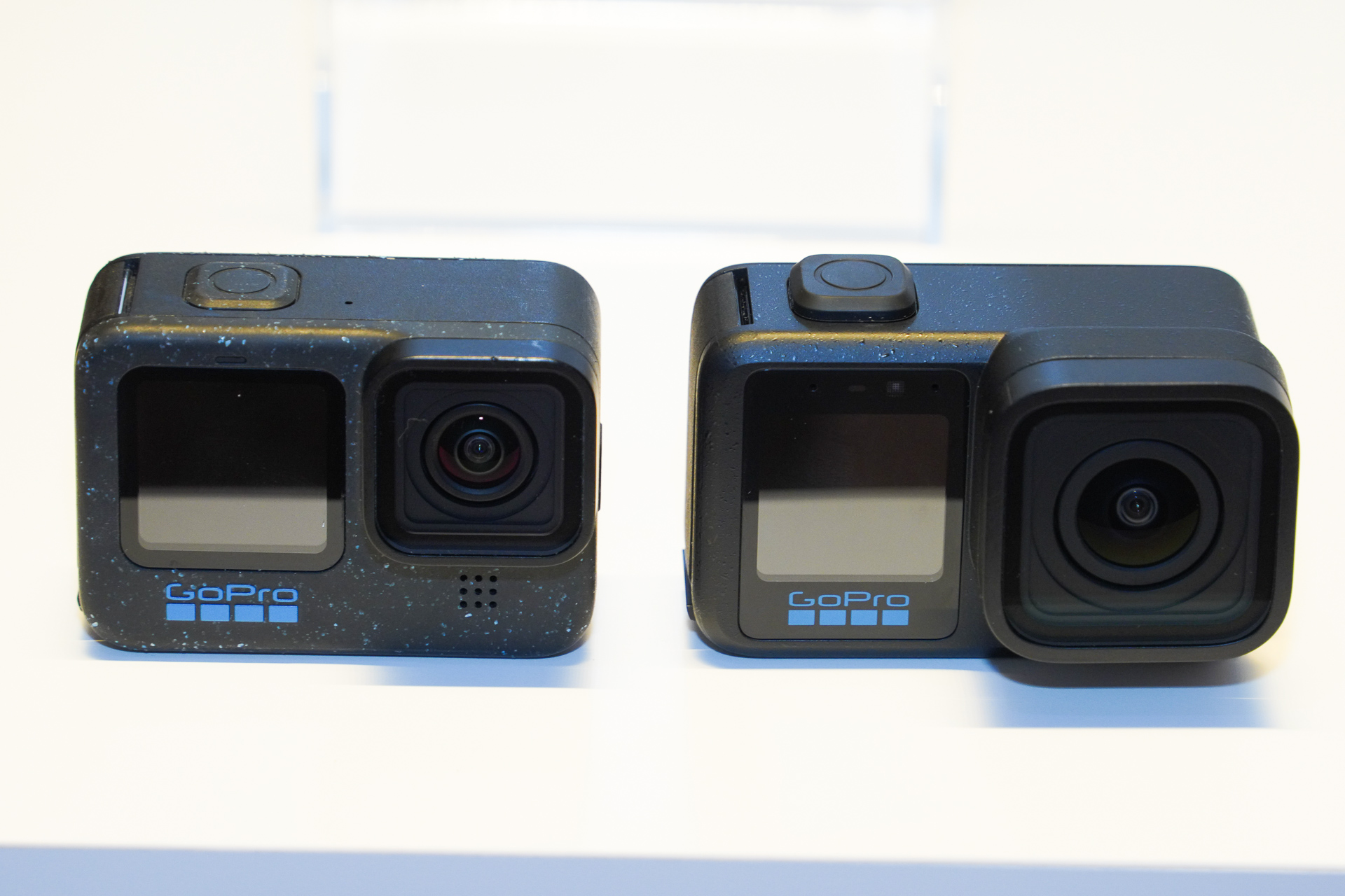 手持ちのHERO12（写真左）と大きさの比較。MISSION 1は横幅が少し大きい