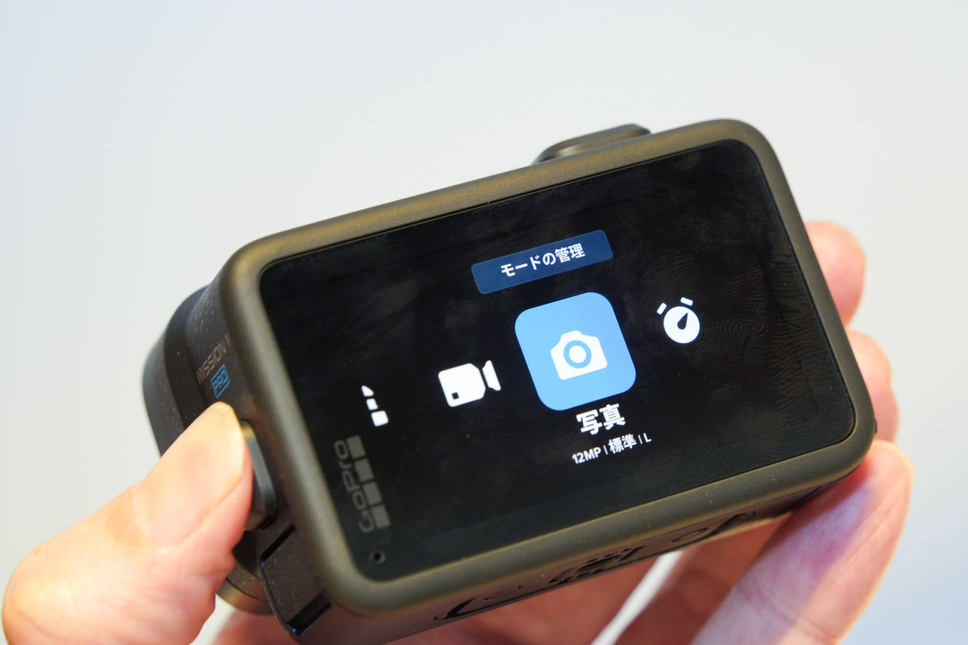 電源ボタンによる撮影モード切替。シャッターボタンともに凸型になり、かなり押しやすくなった