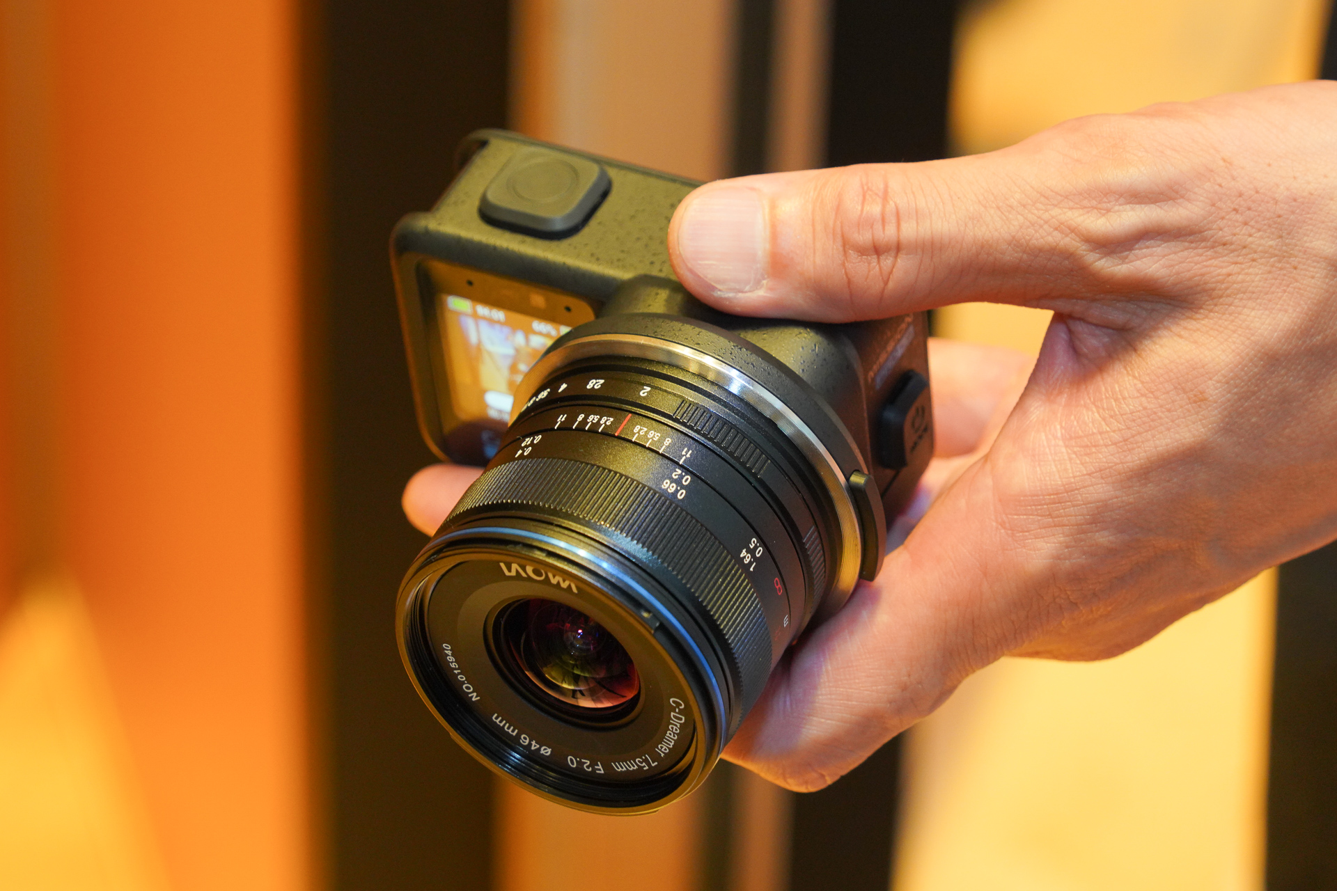 レンズの装着例。LAOWA 7.5mm F2 MFT。ピントと絞りがマニュアル操作できるレンズ
