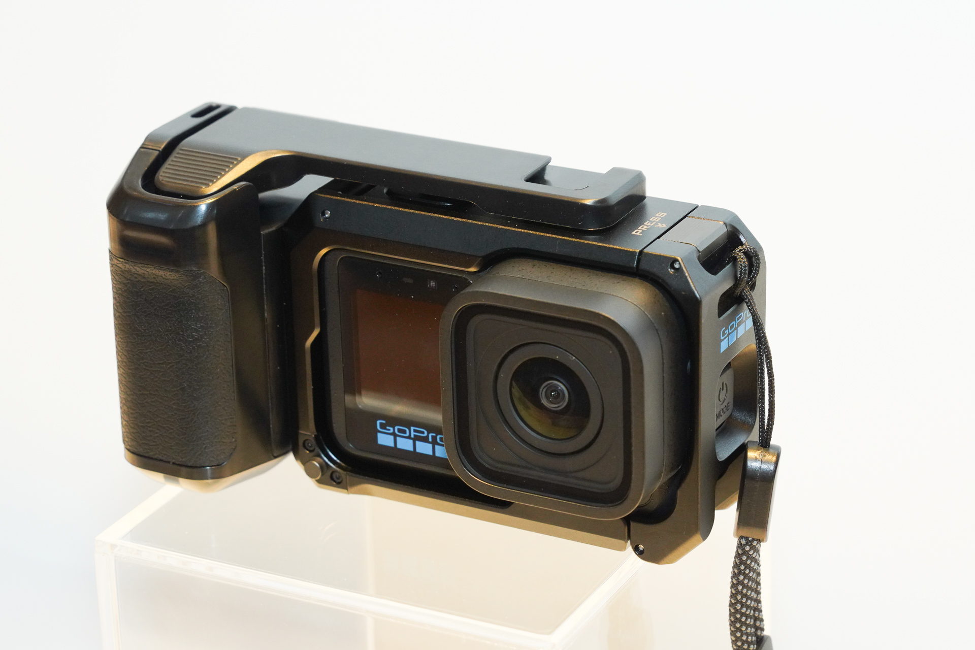 「MISSION 1 PRO Grip Edition」のコンパクトカメラグリップを装着した状態