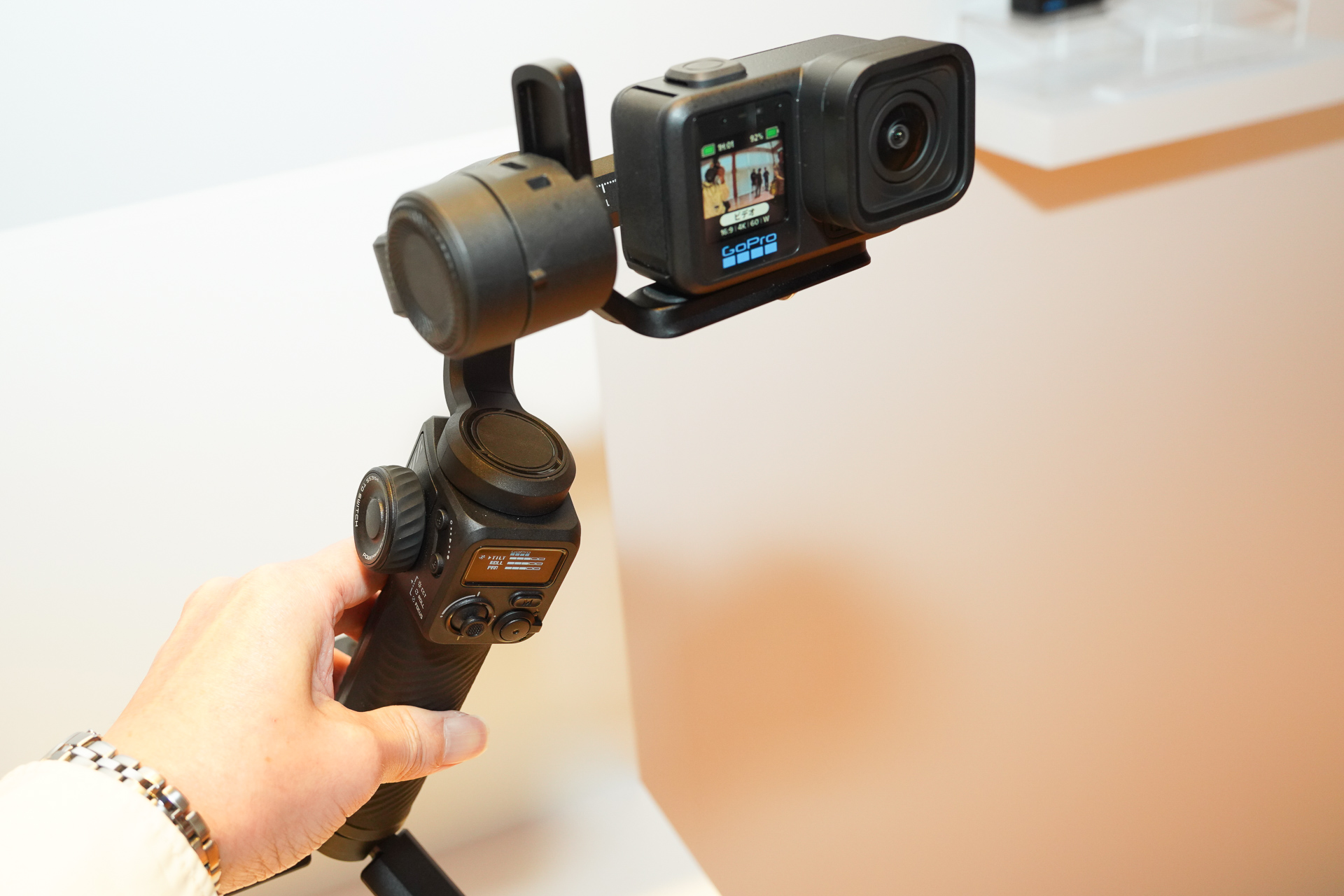 AIによる被写体トラッキングがウリのジンバル。傾けても水平を保とうとする