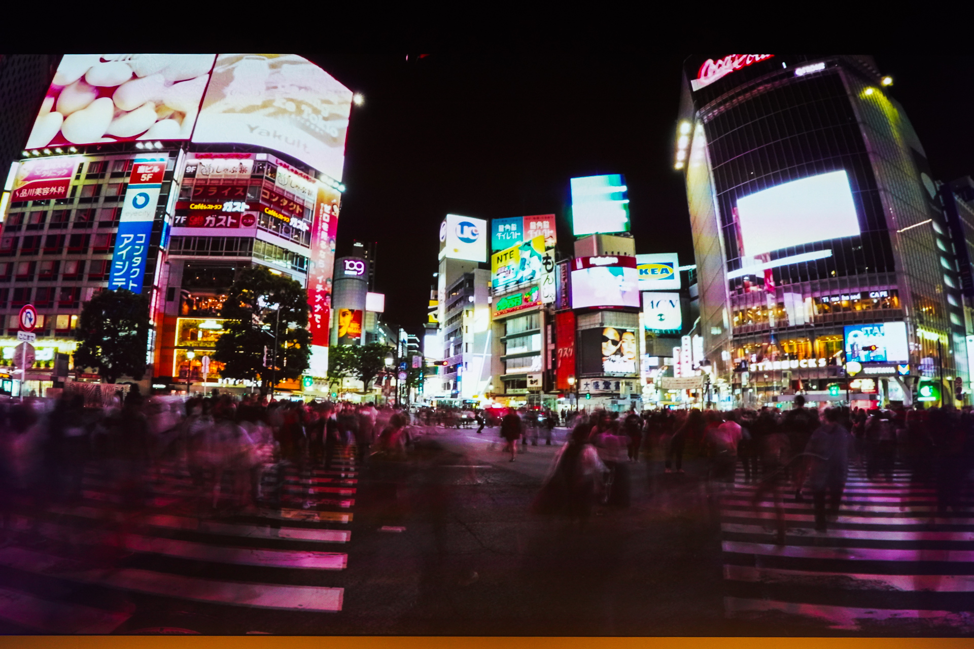 渋谷のスクランブル交差点で人が影のように動くシーンはジンバルでモーションラプス撮影をしたという。インターバル撮影した写真を貼り合わせた