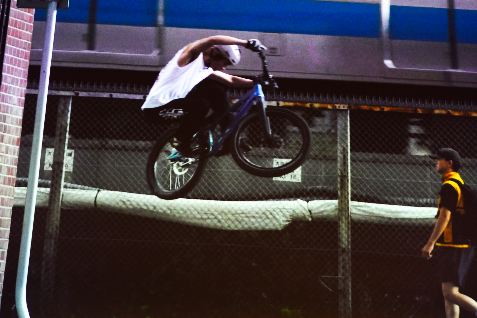急にジャンプで画面に出現するBMXのシーンは、MISSION 1 PRO ILSと望遠レンズを使い、置きピン（あらかじめ決めた場所にピントを合わせておく）で撮影