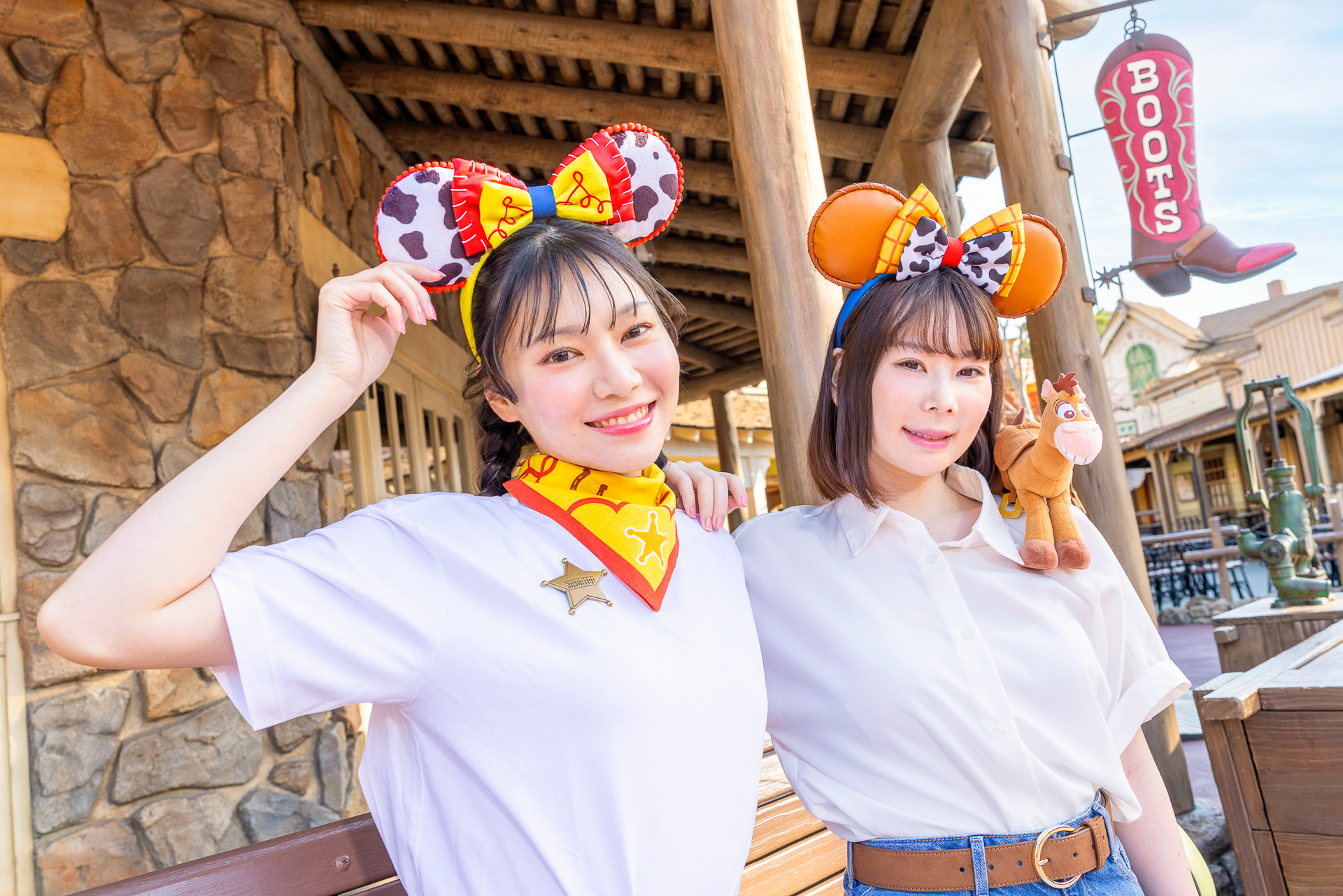 ウッディやジェシーをモチーフにした身につけグッズも同時発売！