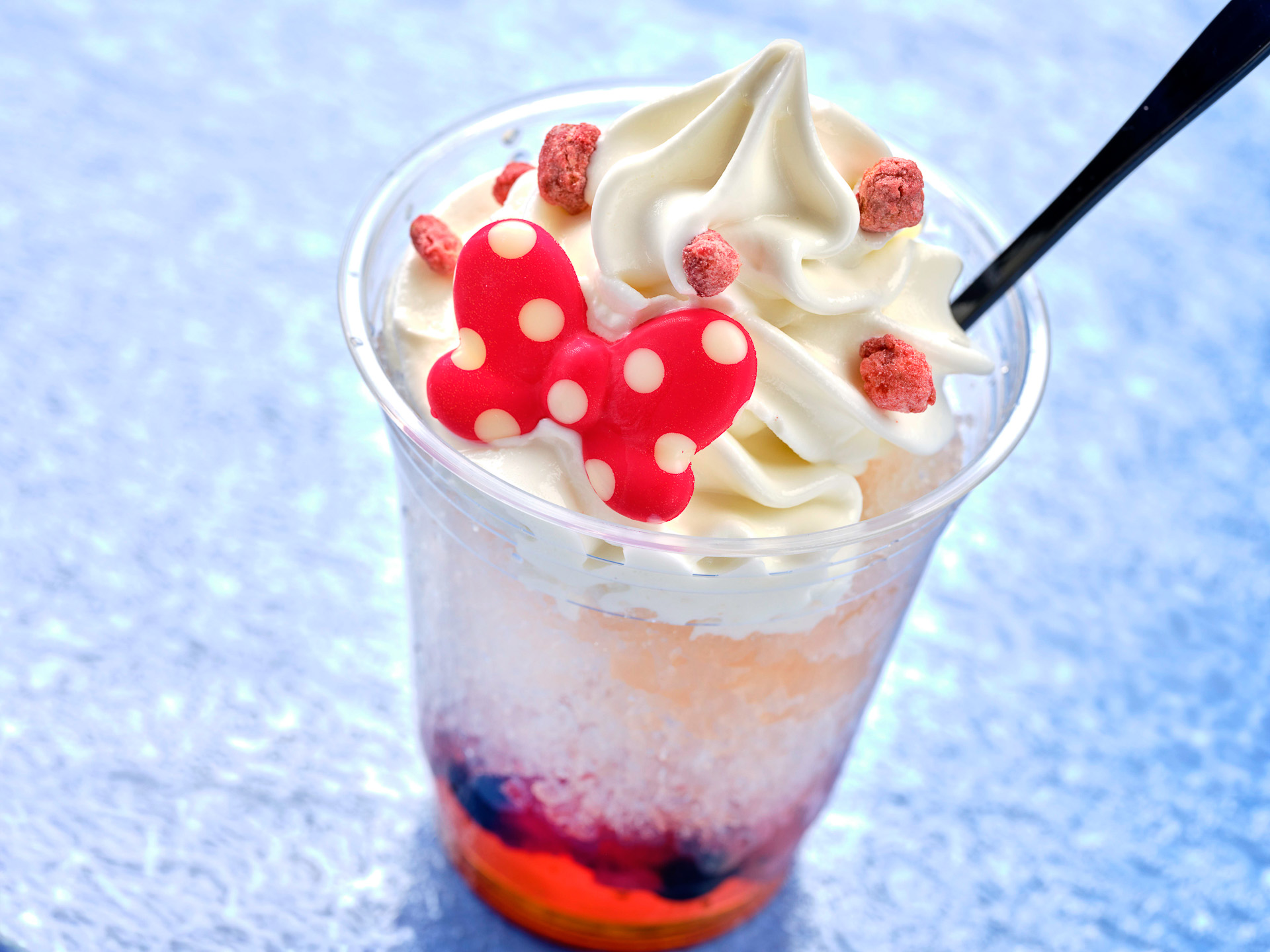 シェイブアイスサンデー ピーチ、ミックスベリー、紅茶ゼリー（850円）