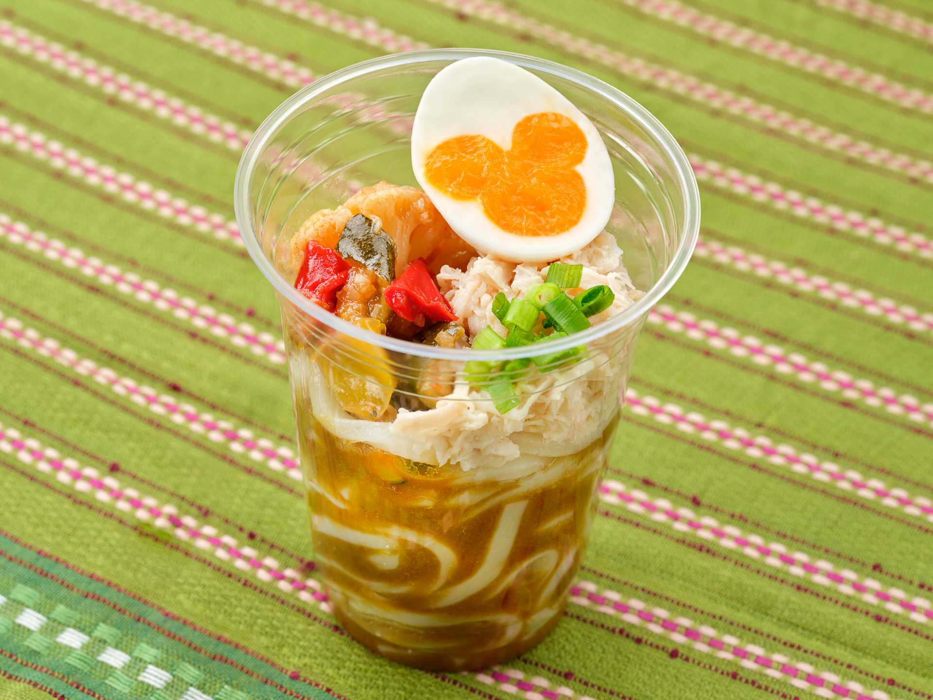 チキンとエッグの冷やしカレーうどん 中辛（900円）
