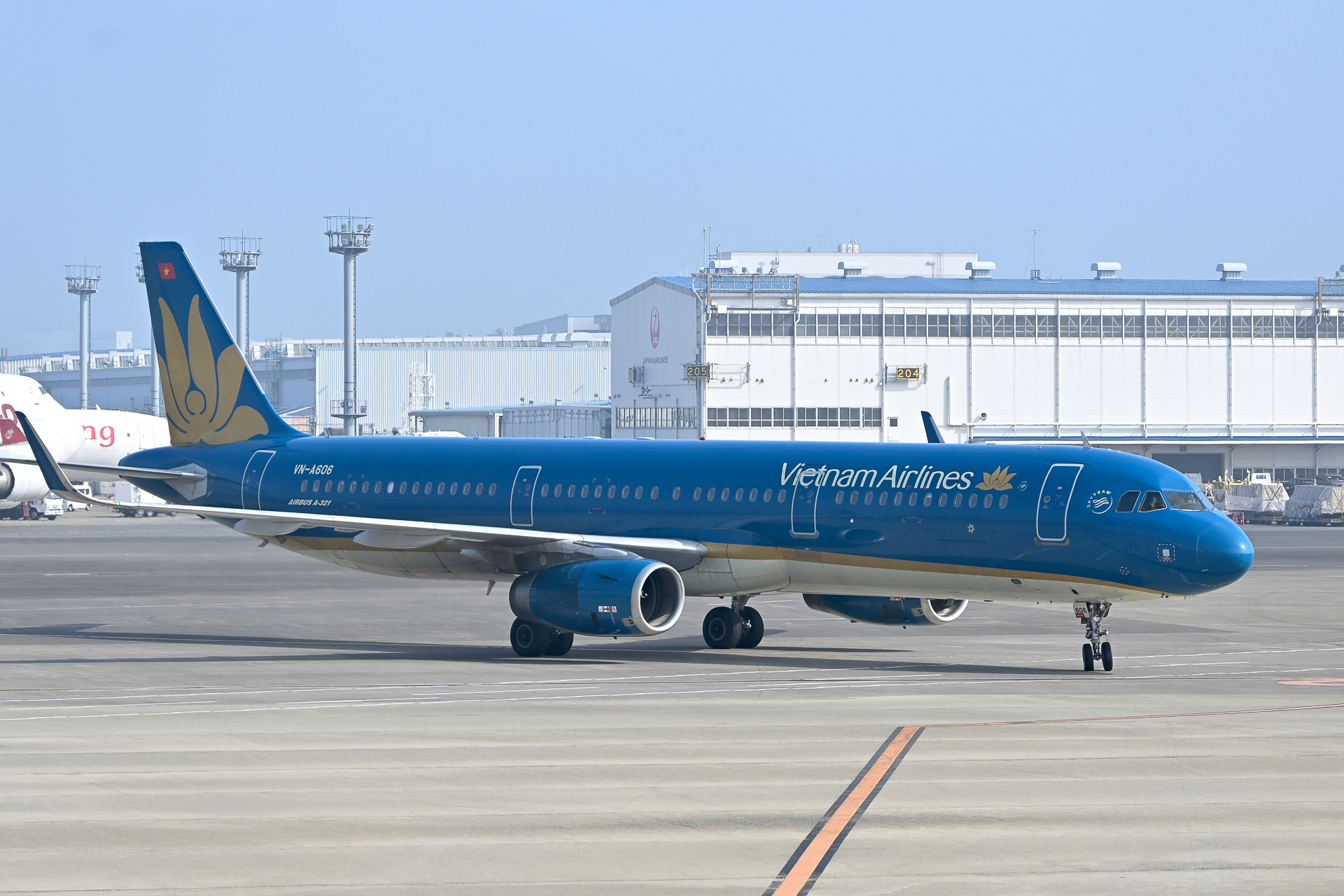 スポットに到着するベトナム航空VN319便
