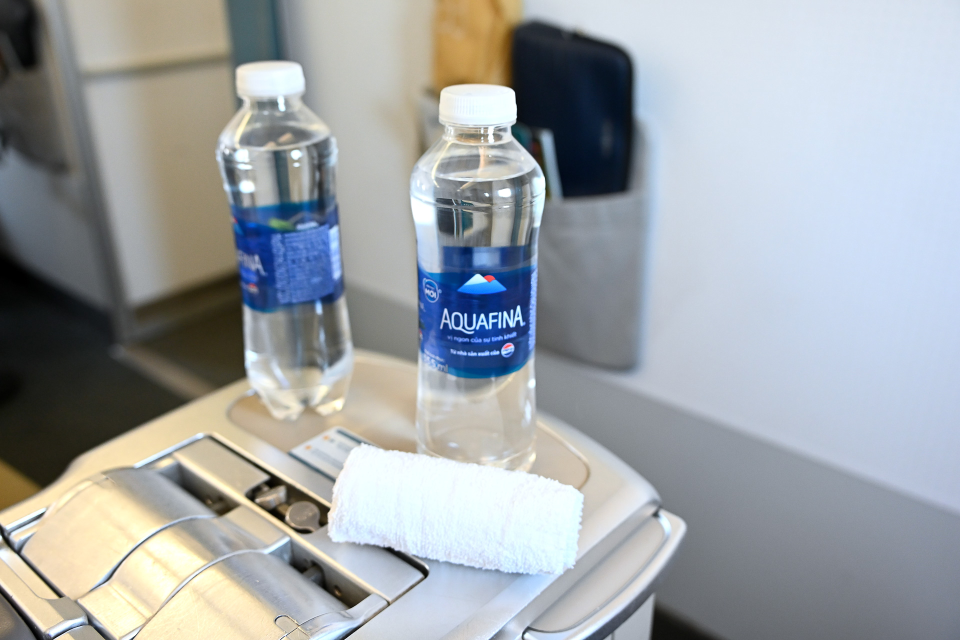水のボトル1本とあったかなおしぼりを受け取ります