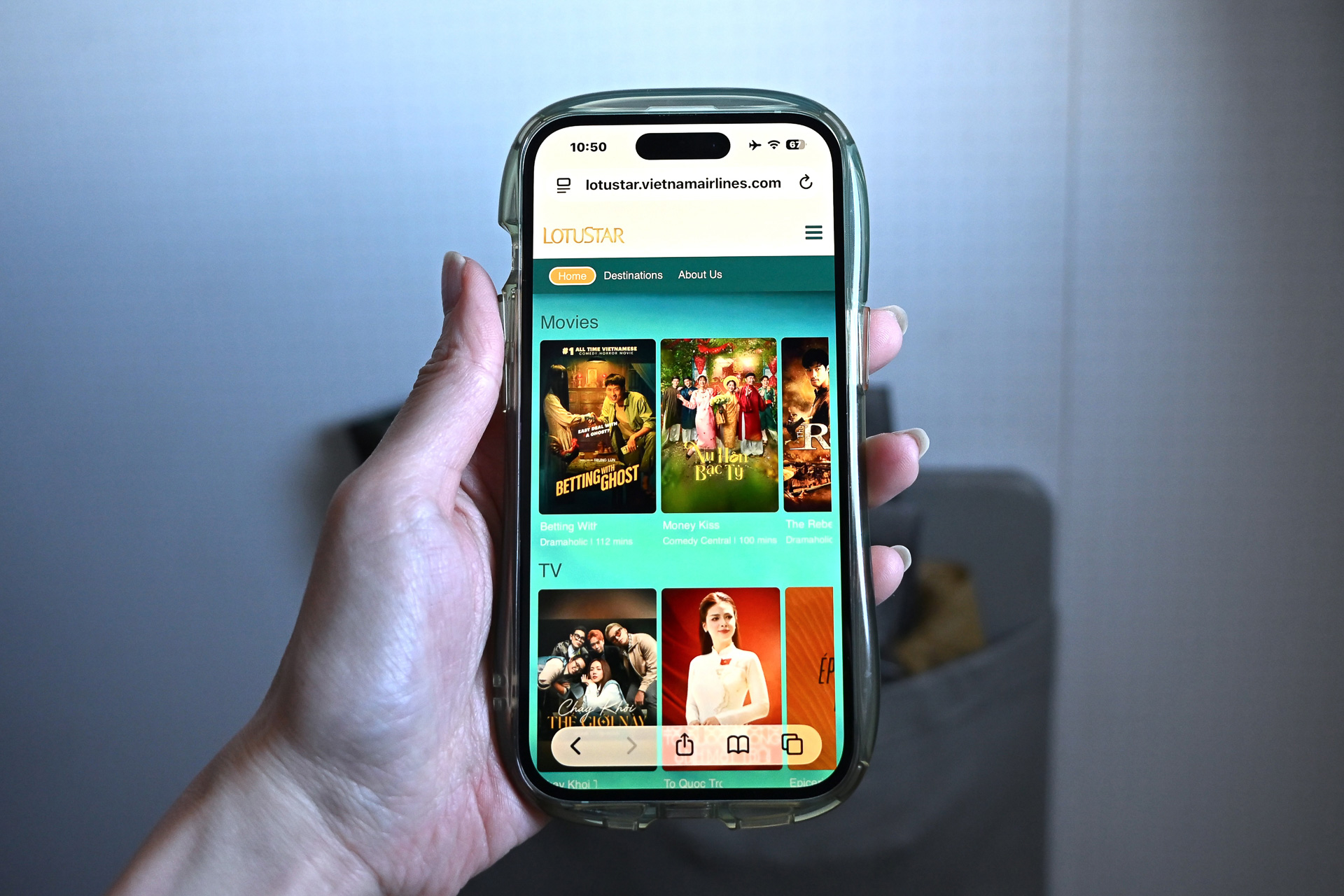 なお、機内Wi-Fiシステム経由で、映画などはスマホで鑑賞できます