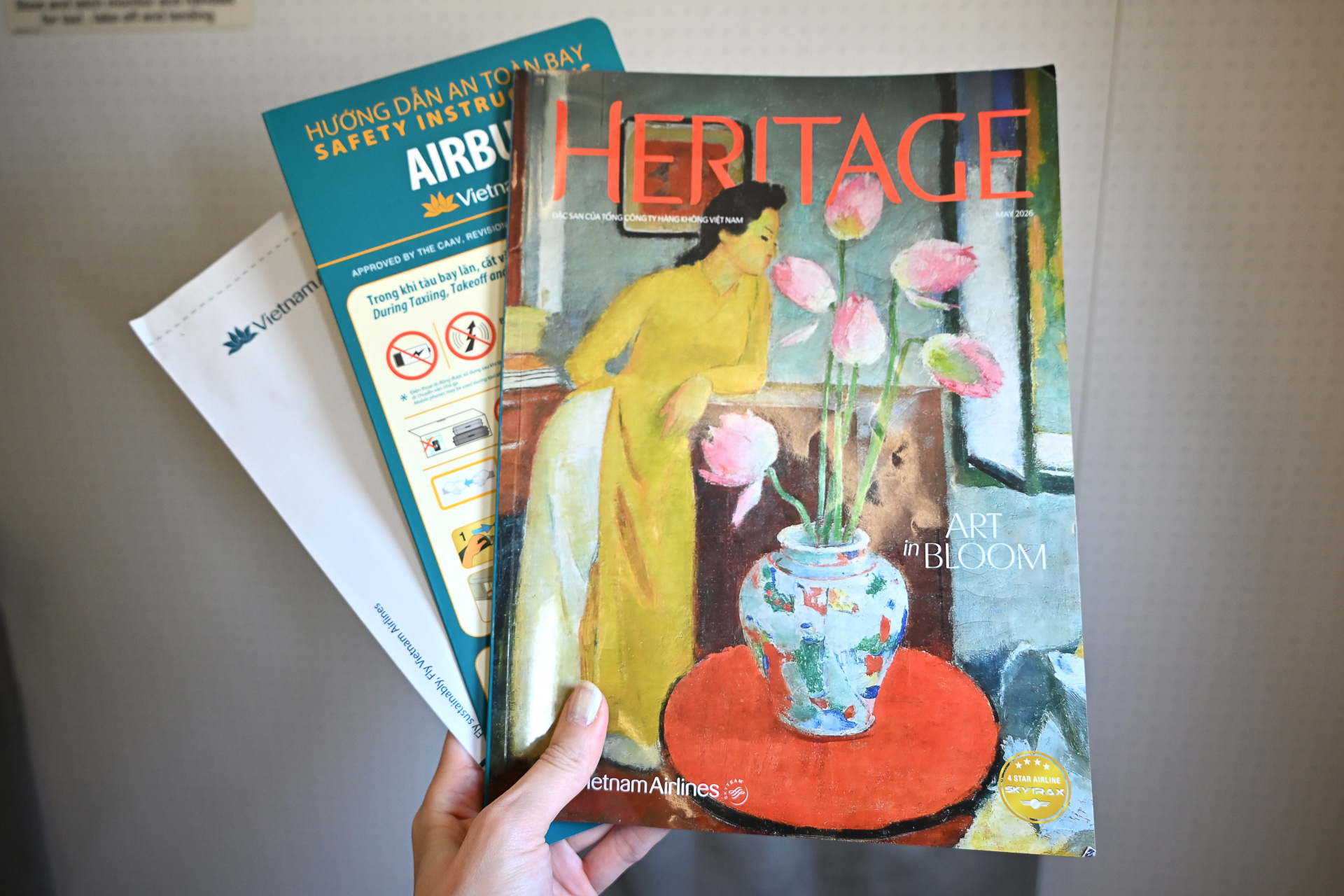 機内誌「HERITAGE」と非常時の案内＆エチケット袋は目の前のポケットに収納