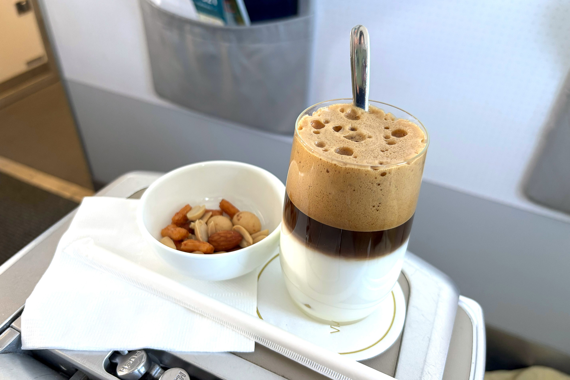 機体が安定するとベトナムアイスコーヒーが運ばれてきました。ほどよい甘さで美味しい！