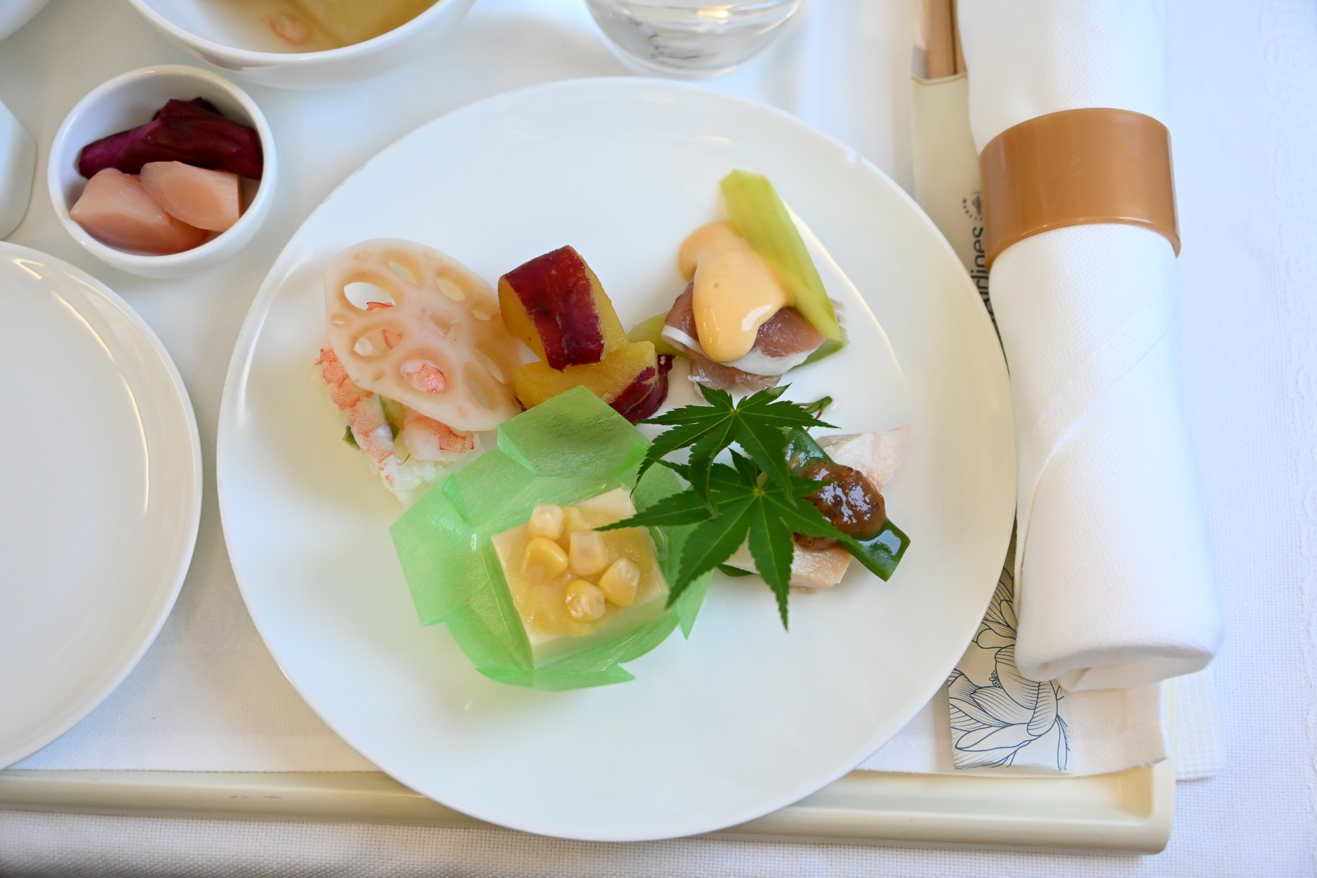 ［前菜］豆乳豆腐 もろこし餡、海老小袖寿司、鶏肉とモロッコ隠元のえごま味噌掛け