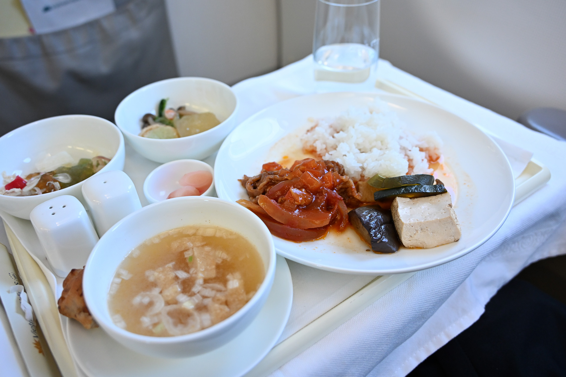 ［主菜］黒毛和牛と茄子のトマト すき煮仕立て、ご飯、香の物、味噌汁