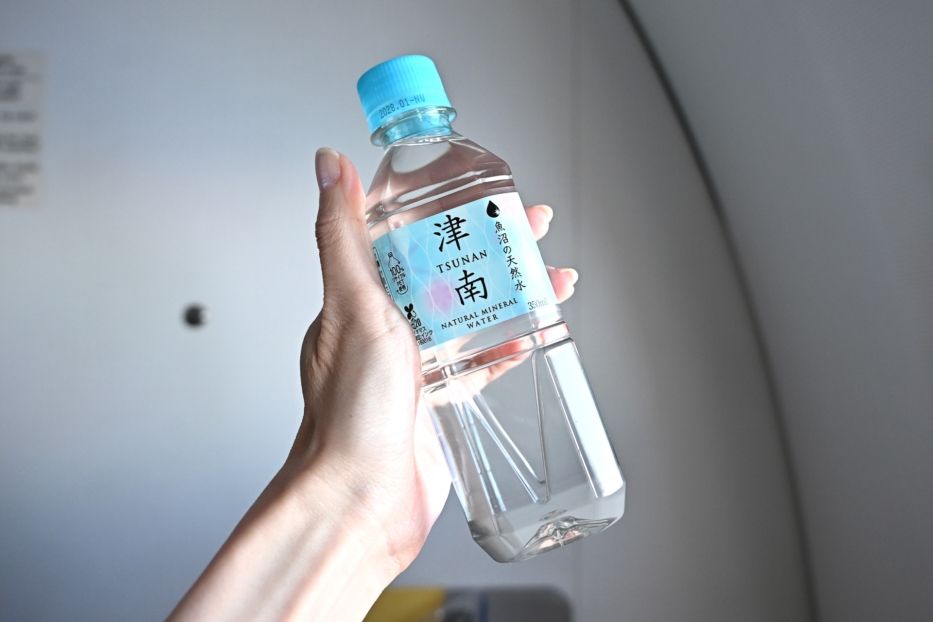到着前には魚沼の天然水 津南のボトルを配布