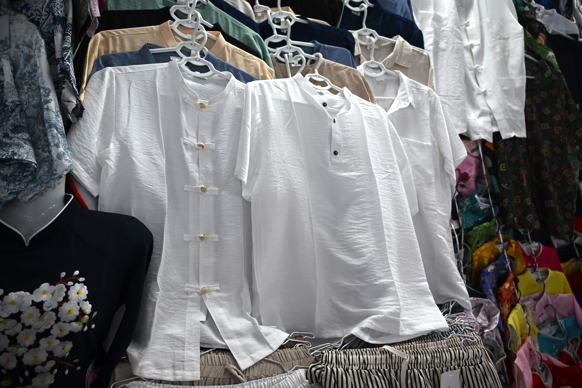 2階は服やサンダルなどを販売
