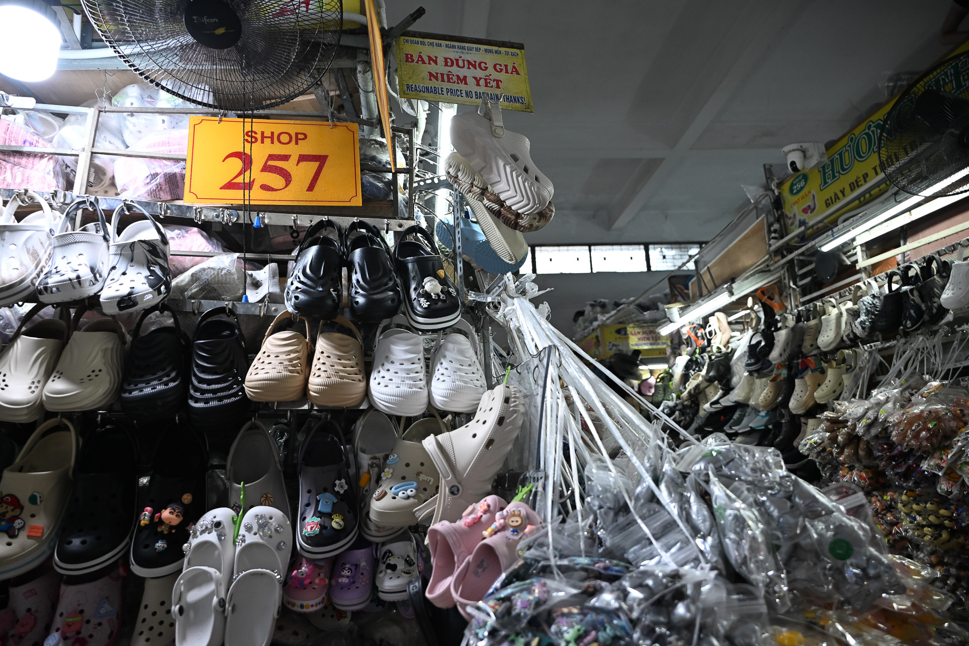 2階は服やサンダルなどを販売