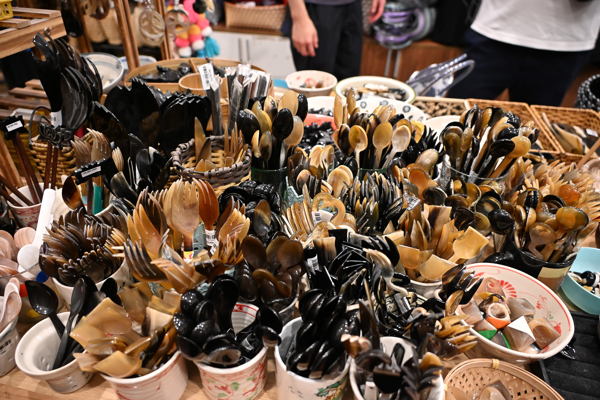水牛の角を使ったカトラリー類も豊富