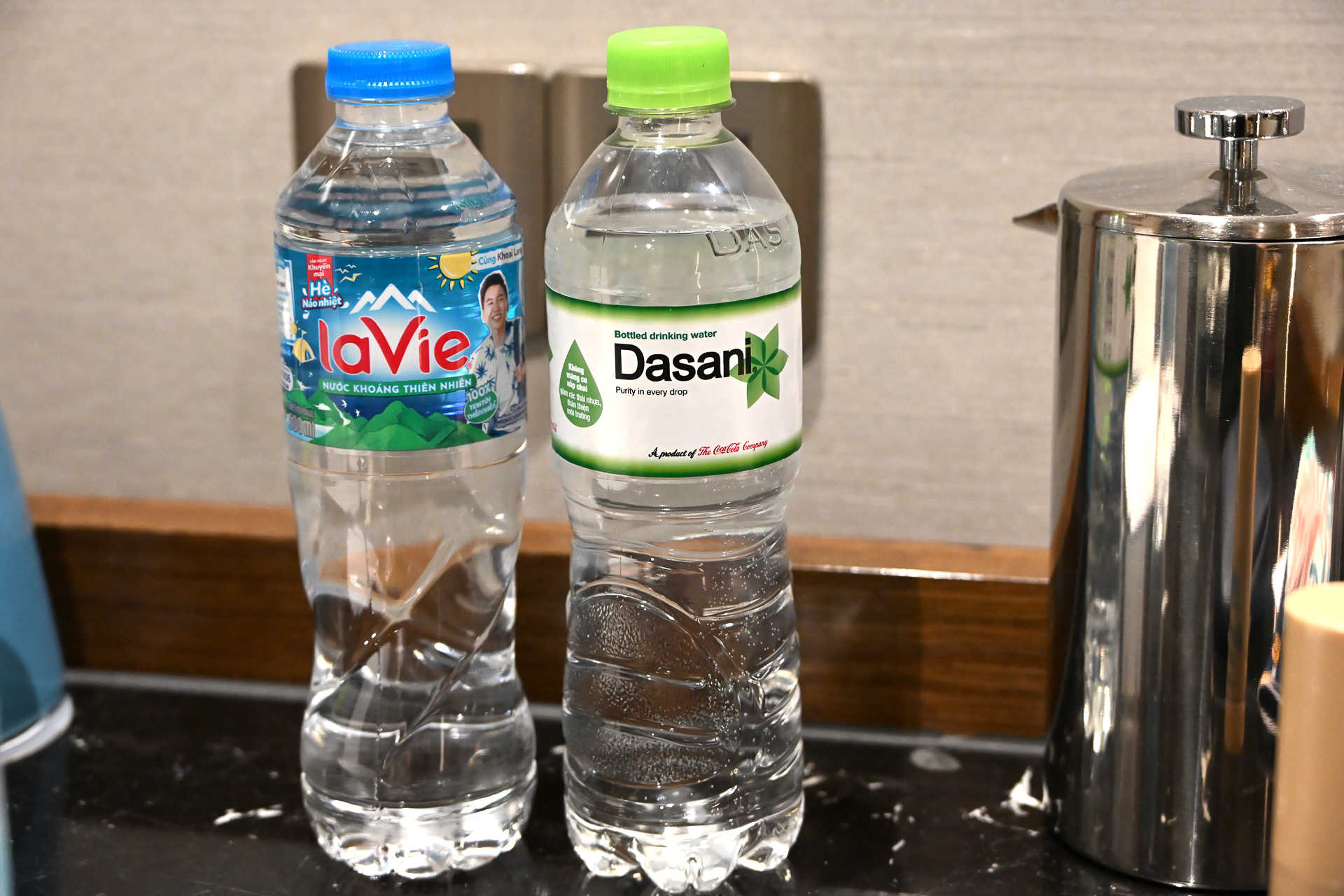 滞在に欠かせない水はおなじみDasaniやlaVieなどの購入を