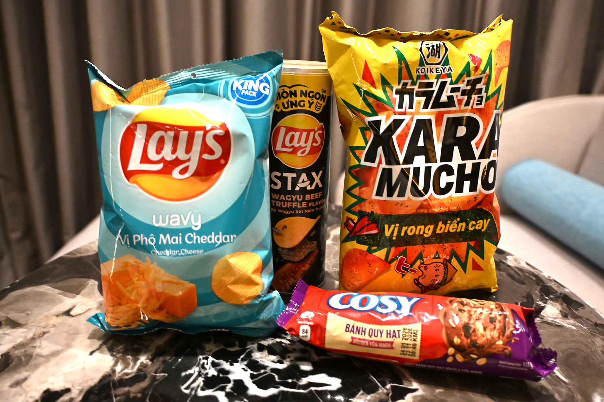 ついついスナック菓子も夜食用に買ってしまいました