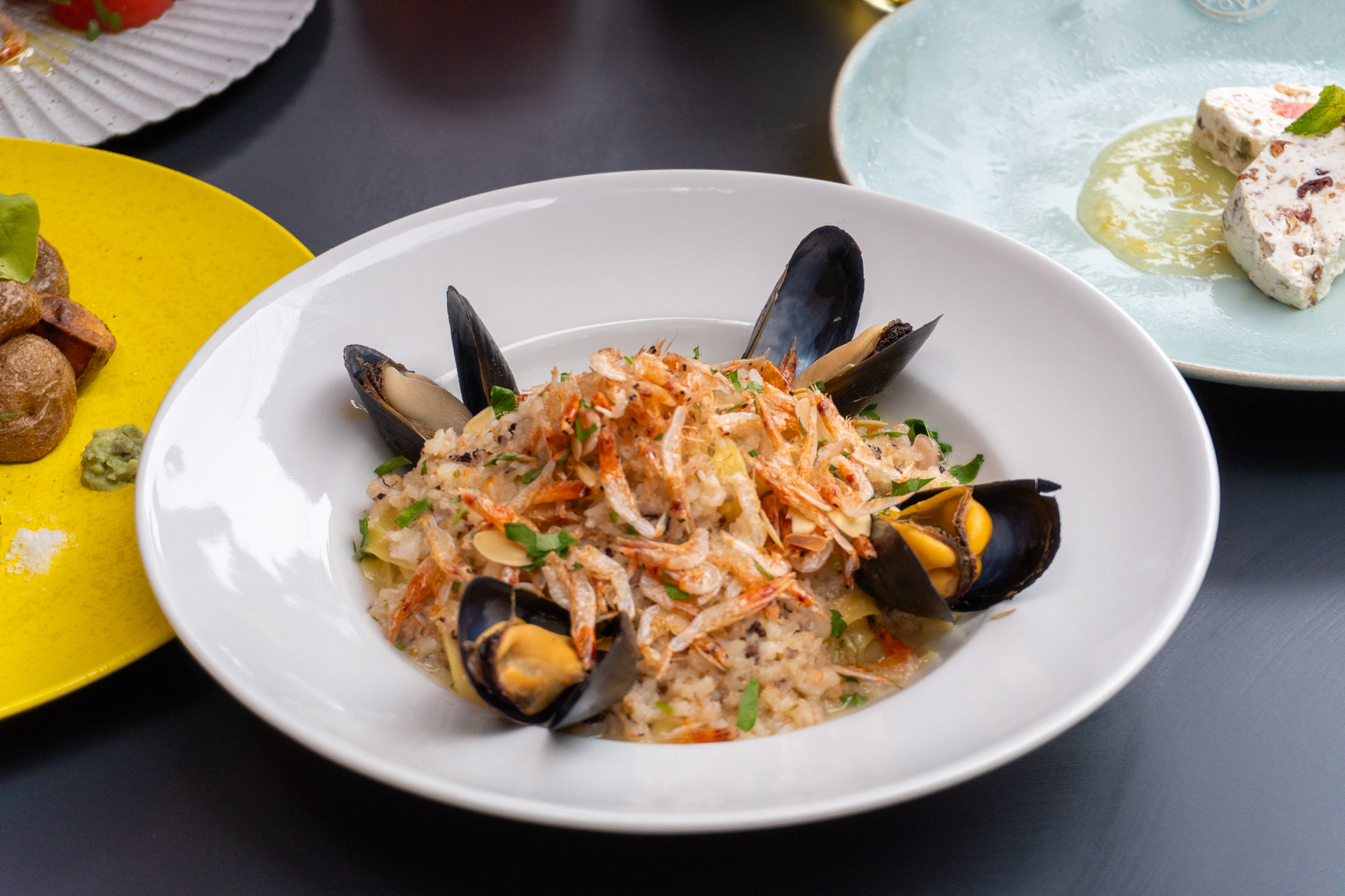 「桜海老と魚介ラグーのタリオリーニ」（2200円）