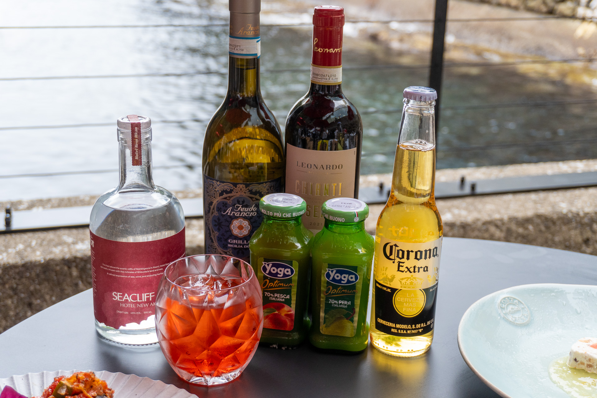 写真左の赤いボトルがホテルオリジナルクラフトジン「SEACLIFF HOTEL NEW AKAO EDITION」