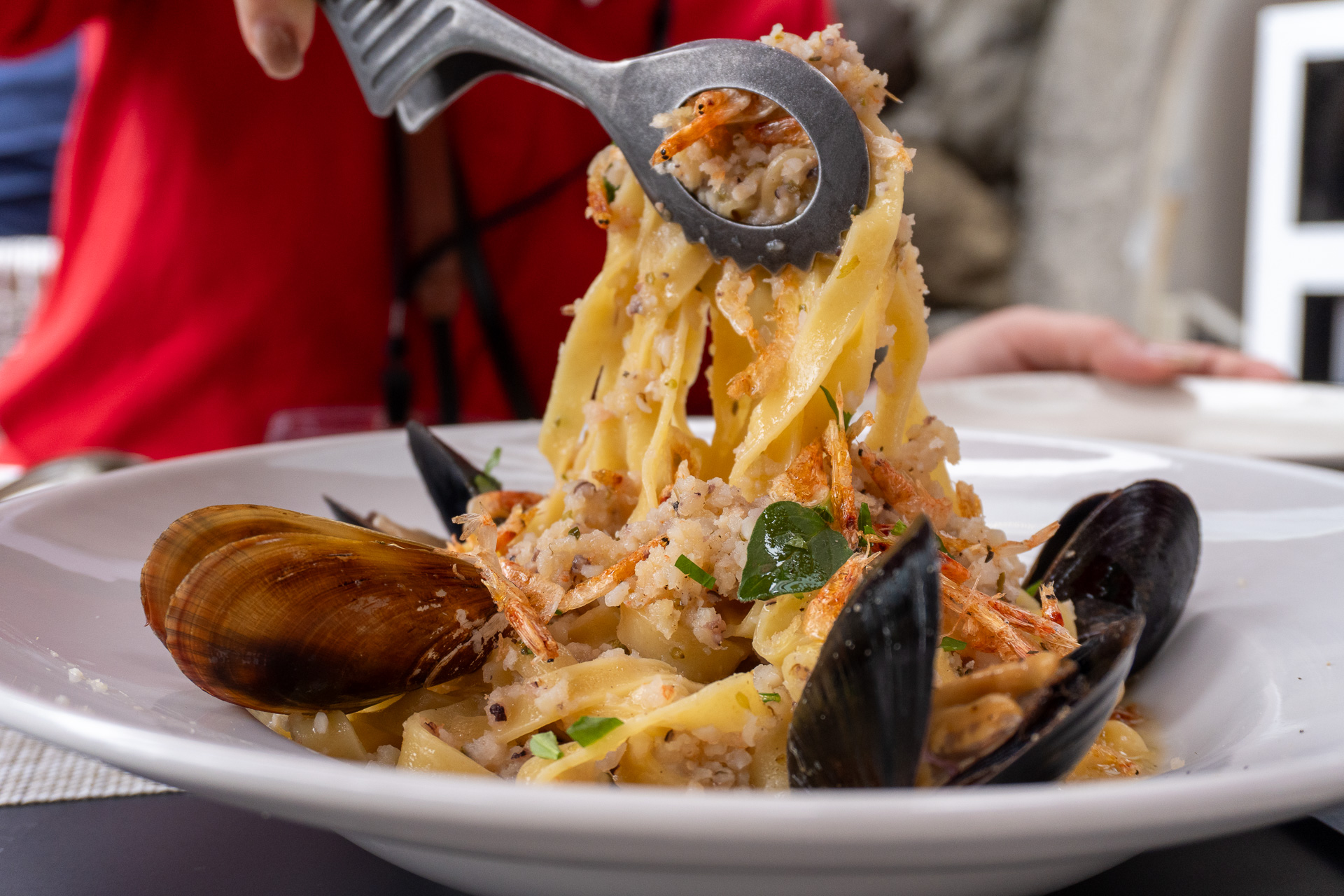 桜海老の香りが食欲をそそる「桜海老と魚介ラグーのタリオリーニ」（2200円）。魚介が凝縮したラグーソースを、生パスタ“タリオリーニ”にたっぷり絡めて