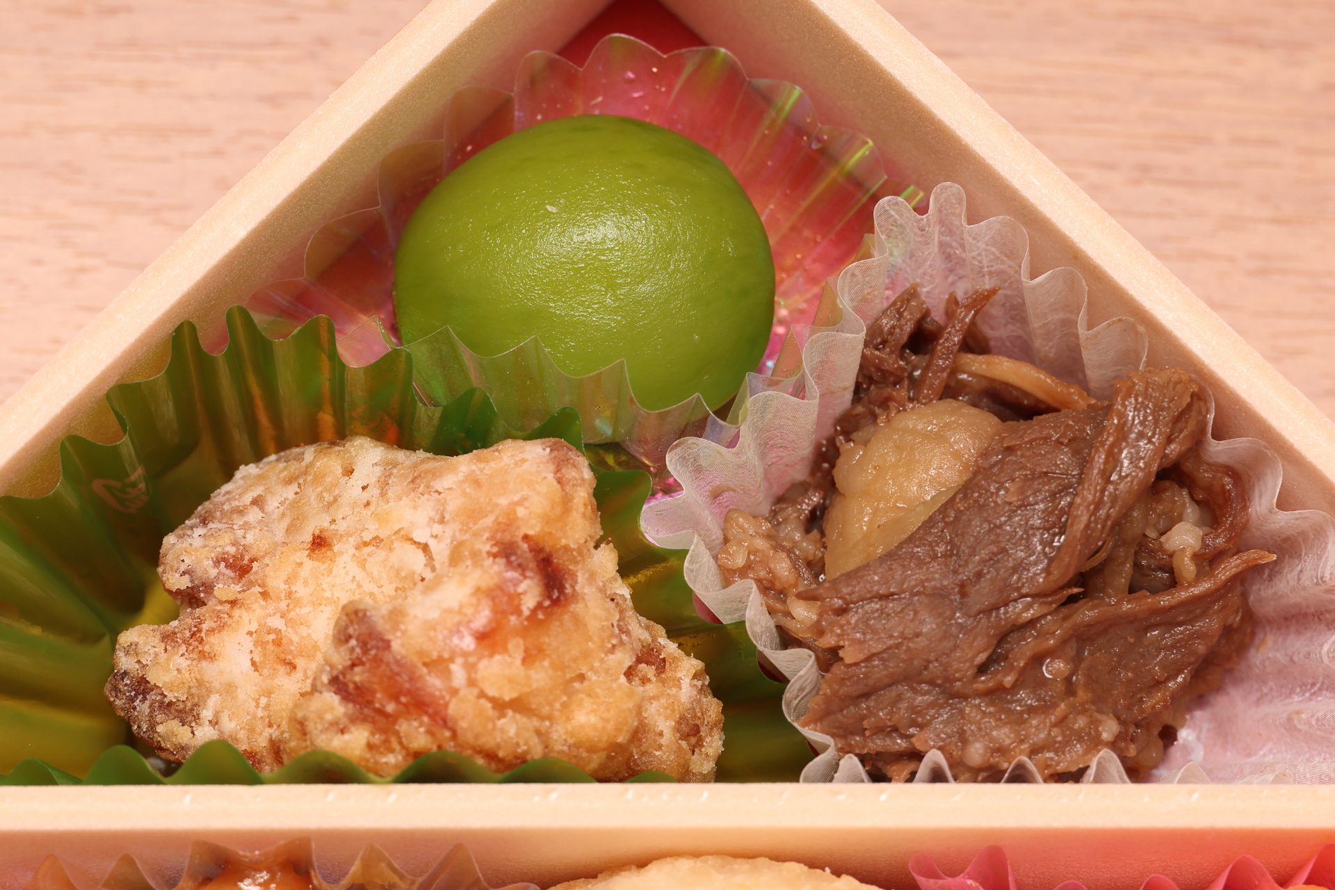 左から伊達鶏の唐揚げ、若桃の甘露煮、福島県産牛肉煮