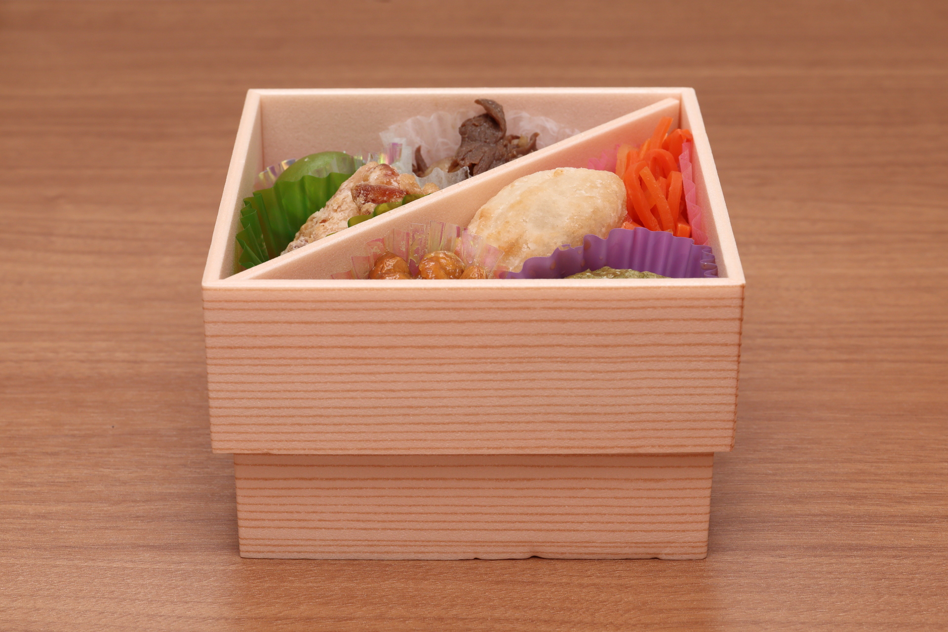2段重ねの上段（おかず）の方がちょっぴり大きい