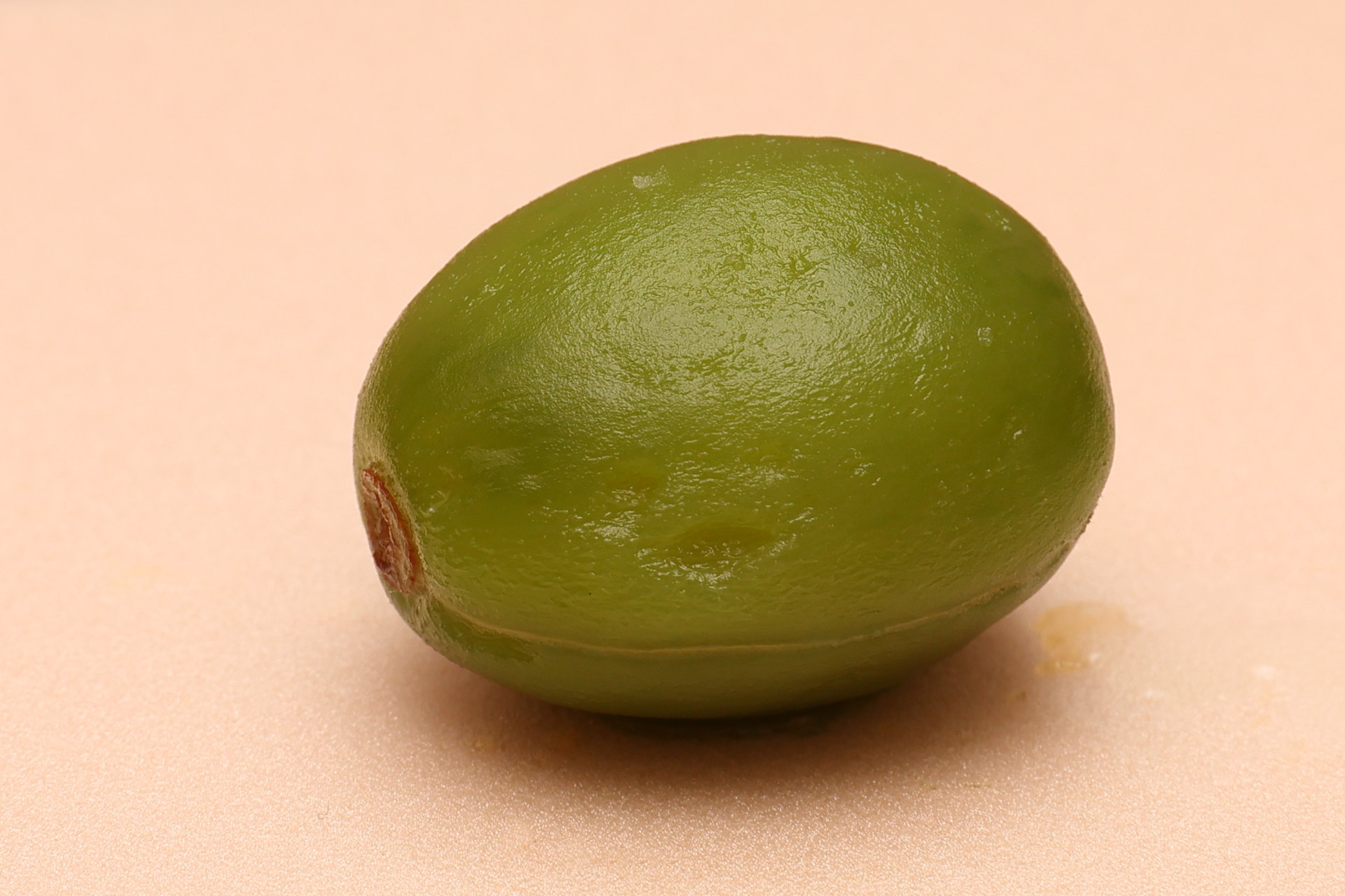 福島県産 若桃の甘露煮。かじってみると種子らしきものが見えますがすべて食べられます