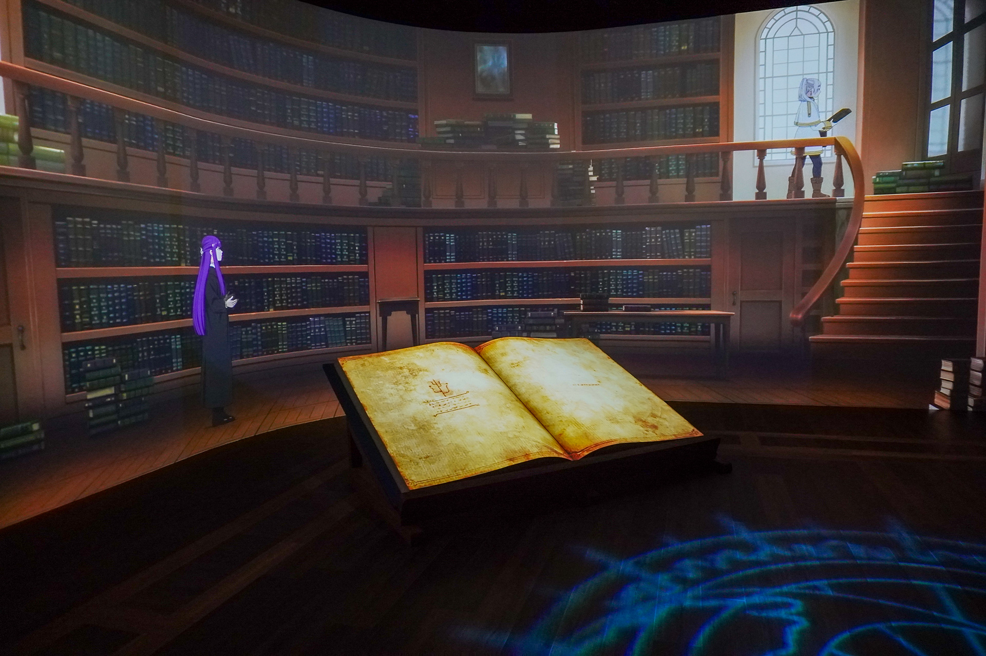 魔法協会の書庫にいざ入ると、目の前には大人の身長くらいある大きな魔導書