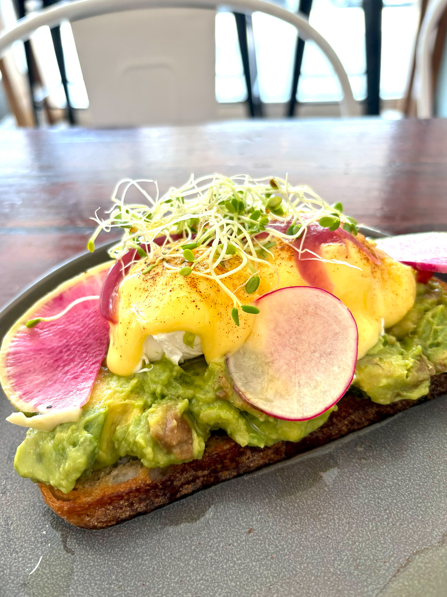 野菜もトッピングされているマッシュドアボカド（17ドル）