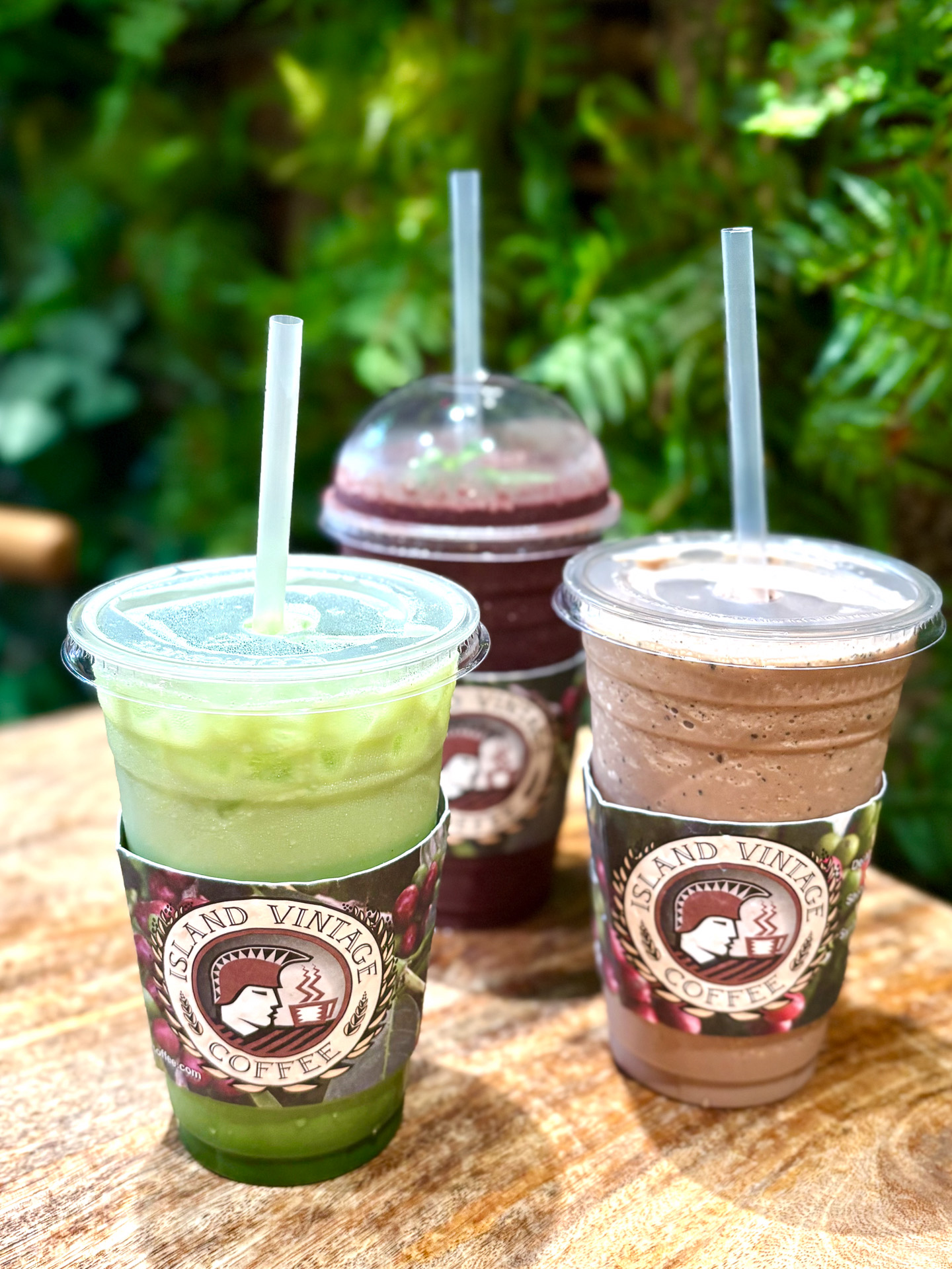 右はカフェのシグネチチャーのヴィンテージ・コナ・モカ（8.95ドル）。後ろのケールとアサイーのスムージー（13.95ドル）なども人気