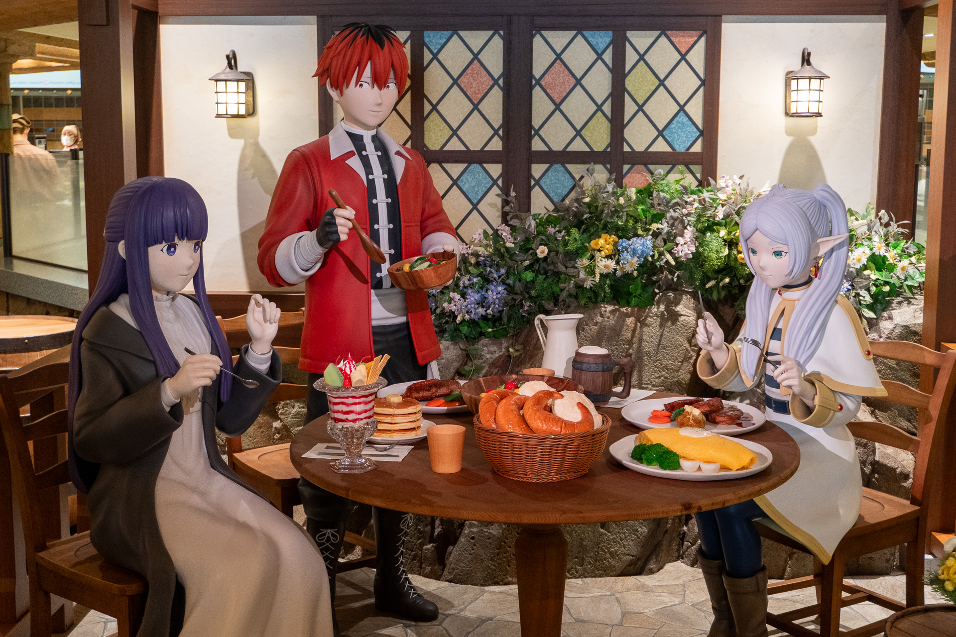 店内に入るとフリーレンたちが食事中！　まるで「葬送のフリーレン」の世界に存在する街のレストラン