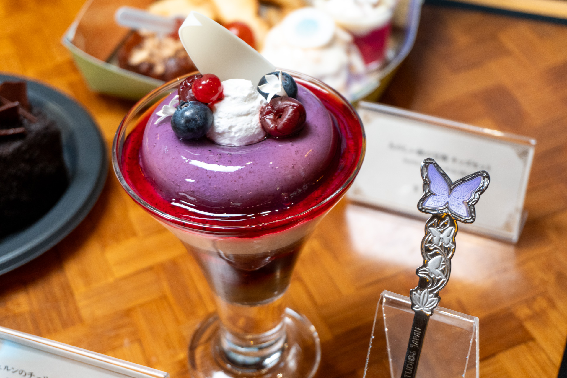 パフェには、蝶と鏡蓮華をあしらったステンレス製スプーンが付いてくる