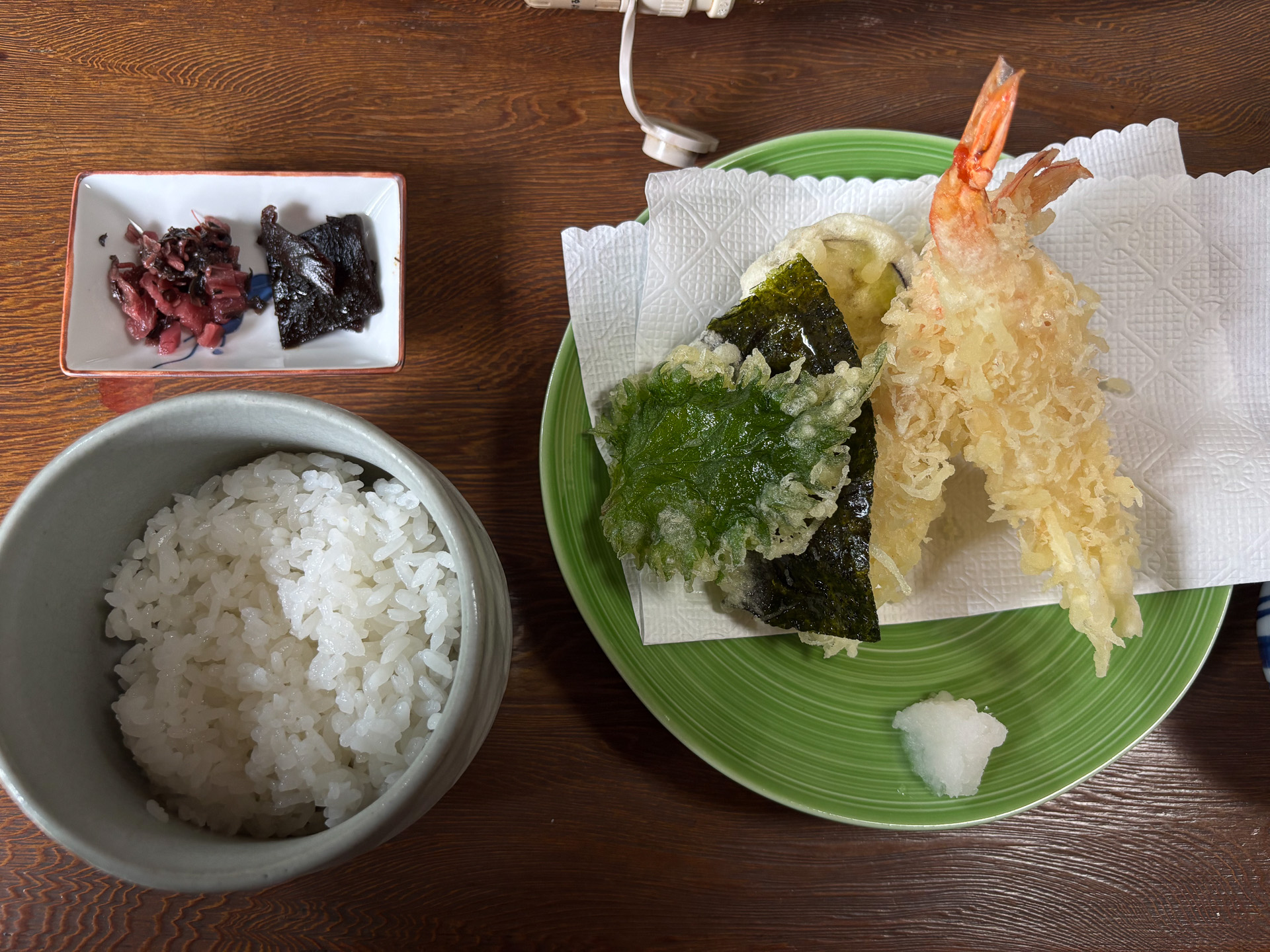 天ぷらとご飯のセットで満腹