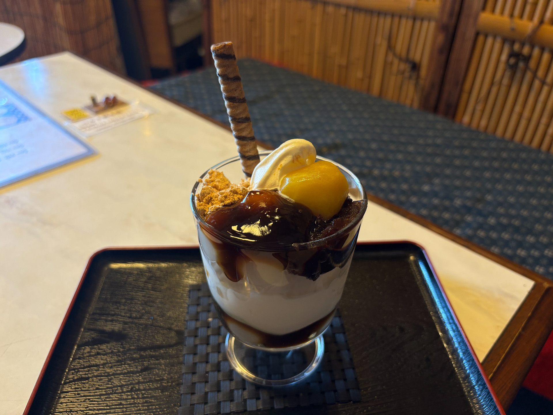 白玉入り黒蜜パフェを抹茶アイスで