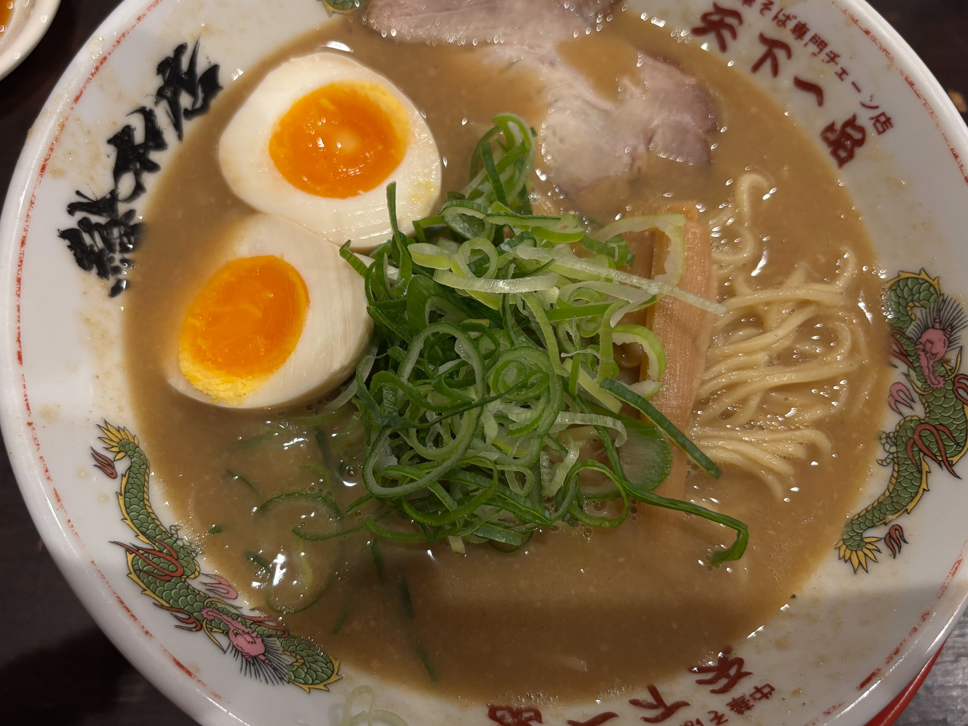 こってりラーメンに味玉をトッピング