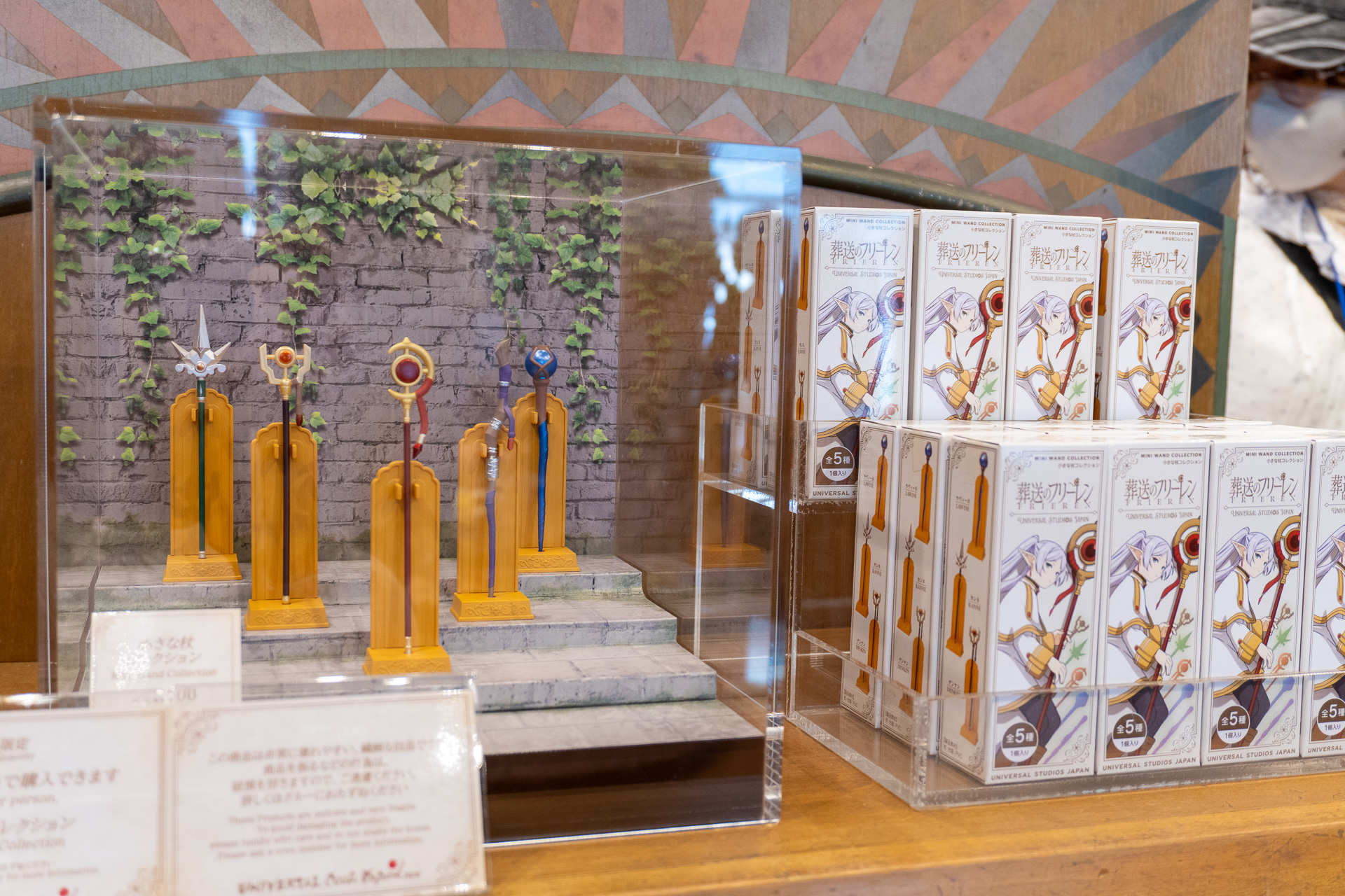 「コレクタブルフィギュア」（全5種、1個1700円、台座付き）