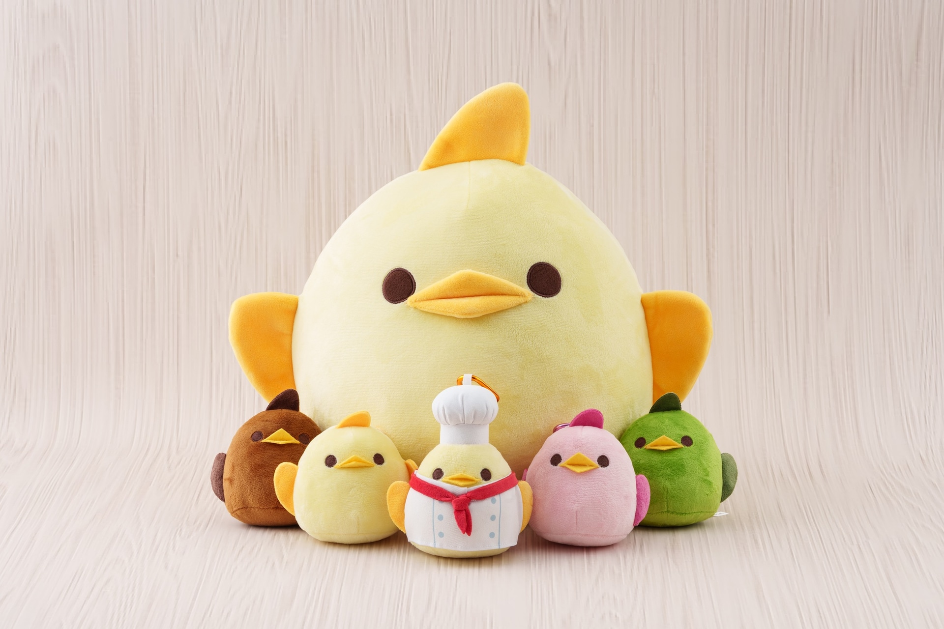 カラビナ付きぬいぐるみ（手前）、ぬいぐるみ大（奥）