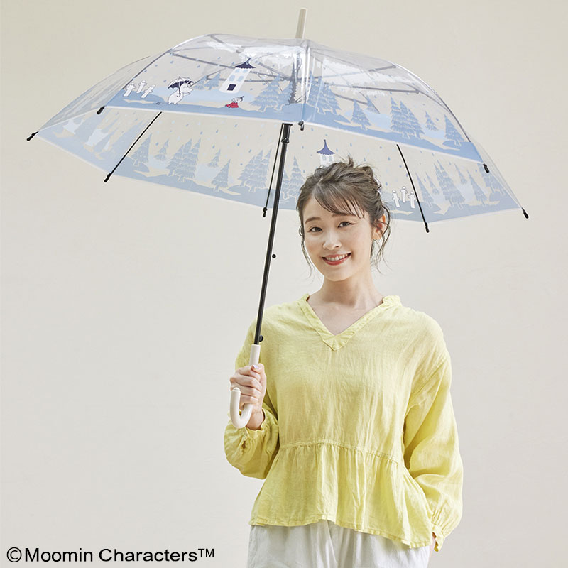 雨の日の「ムーミン谷」の森で過ごす仲間たちをデザイン。上品で落ち着いたカラーリングなので、コーデやシーンを選ばず使いやすい