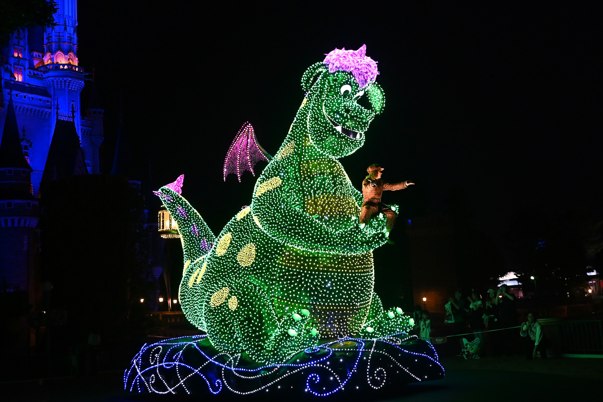 ピートとドラゴン。エリオットはドラゴンの手に平に