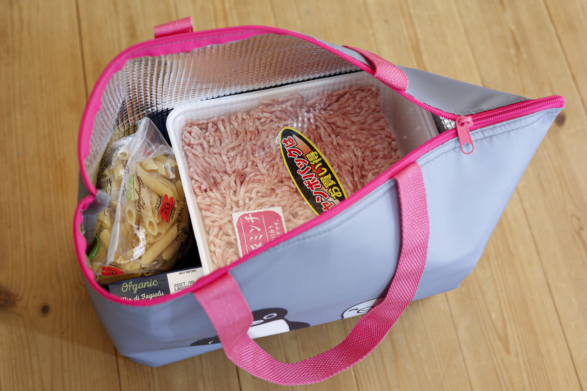 お肉の大容量パックやホールケーキの箱（5号まで）をまるごと収納可能