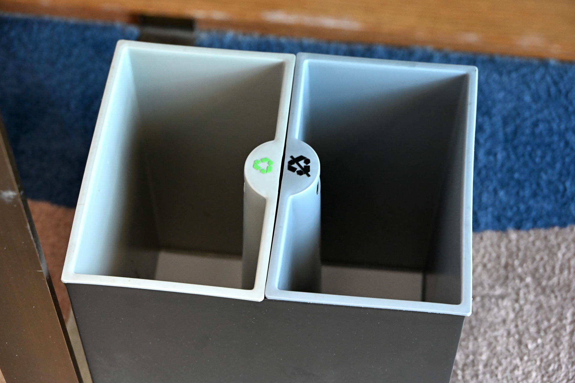 足元には分別できるダストボックス