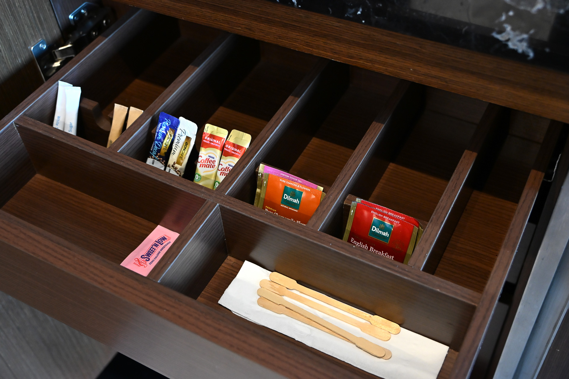 Dilmahのジャスミン緑茶やカモミールティーなどが揃っていました
