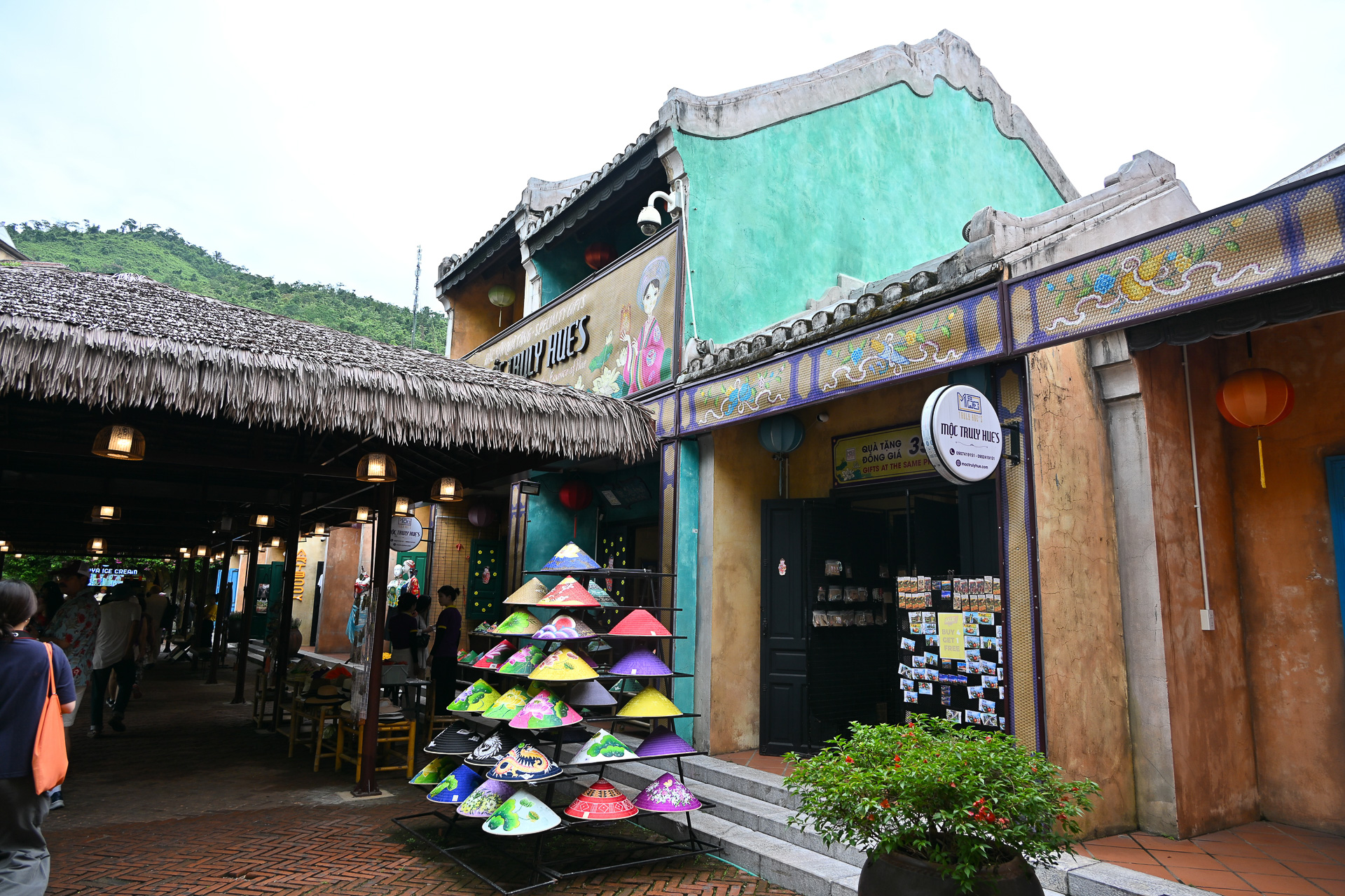 周囲はベトナムアイテムが揃う商店街になっているので、買い物をするのにも◎