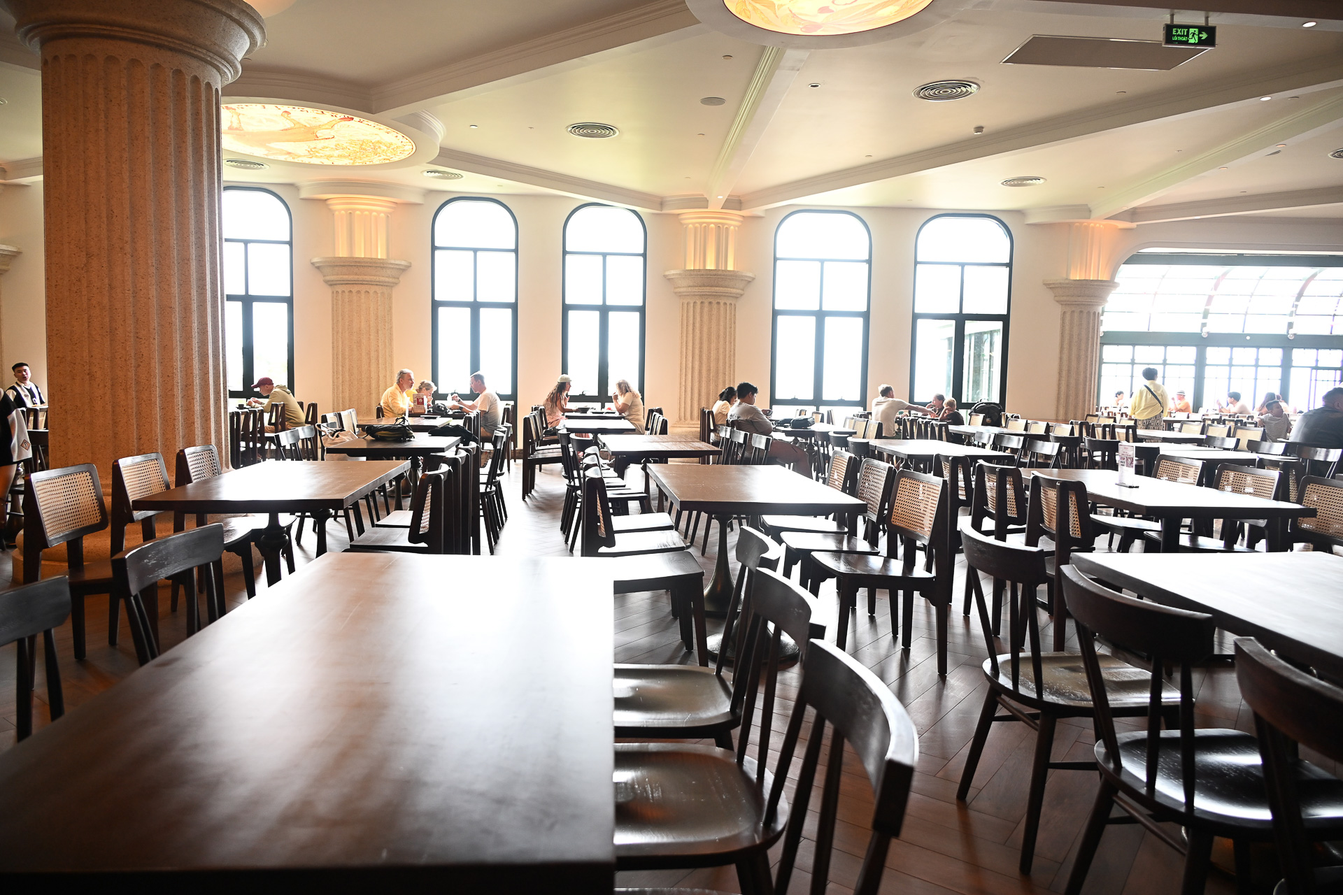 食事会場はかなり広いですがあっという間に埋まります