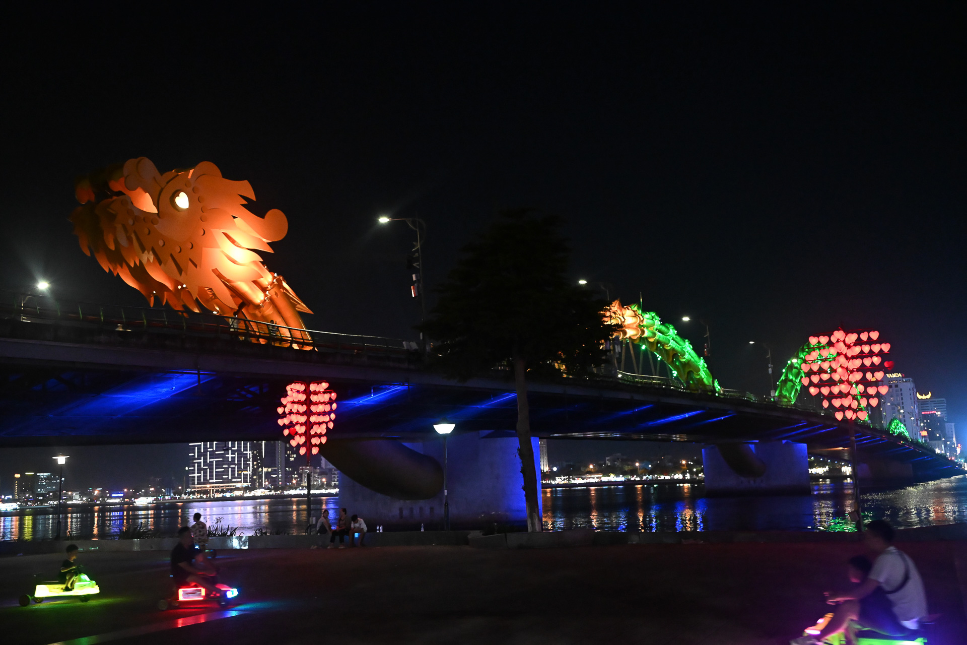 平日の「Dragon Bridge」はライトアップのみ